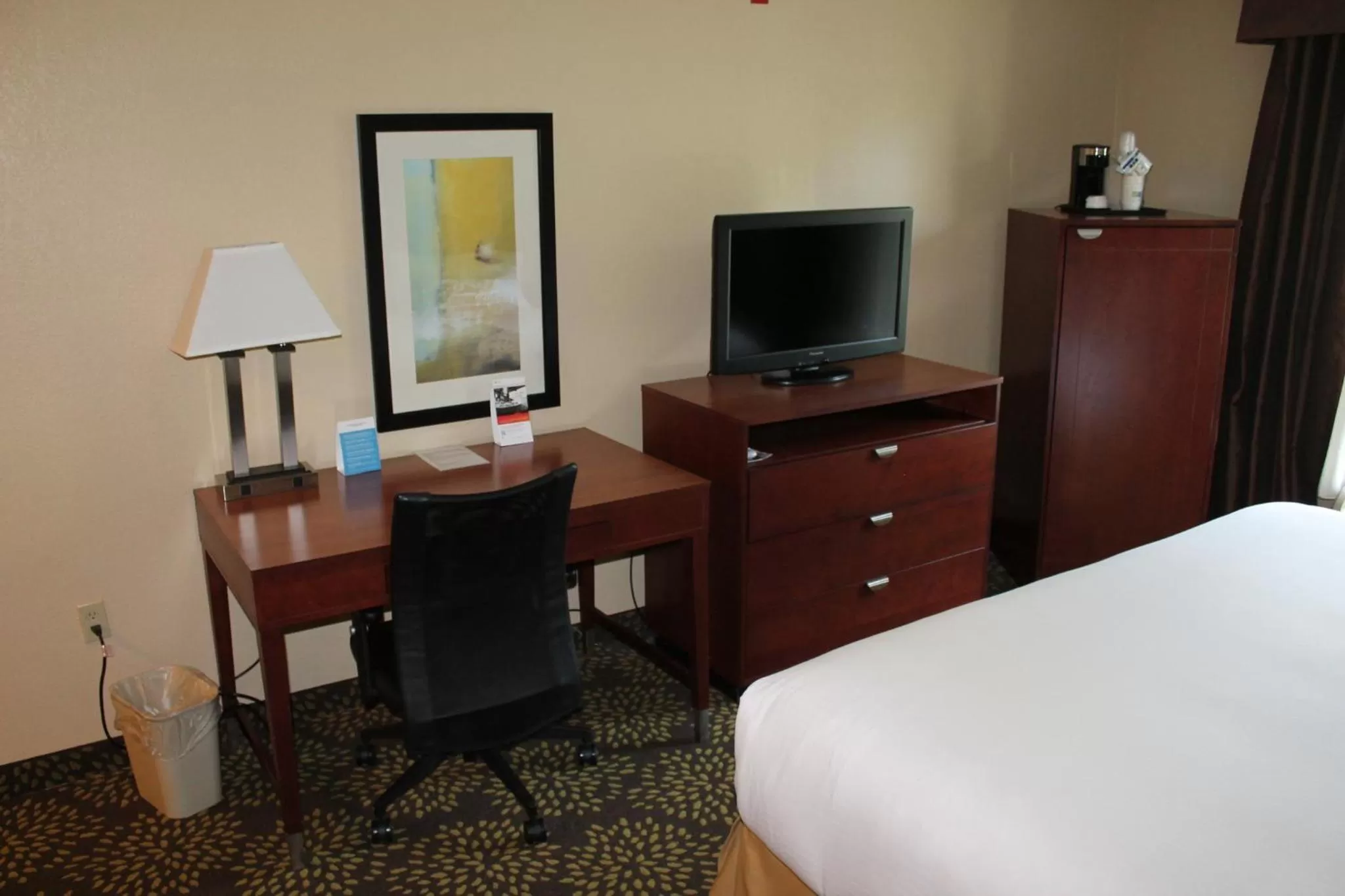 Bedroom, TV/Entertainment Center in Holiday Inn Express Hotel & Suites Starkville, an IHG Hotel