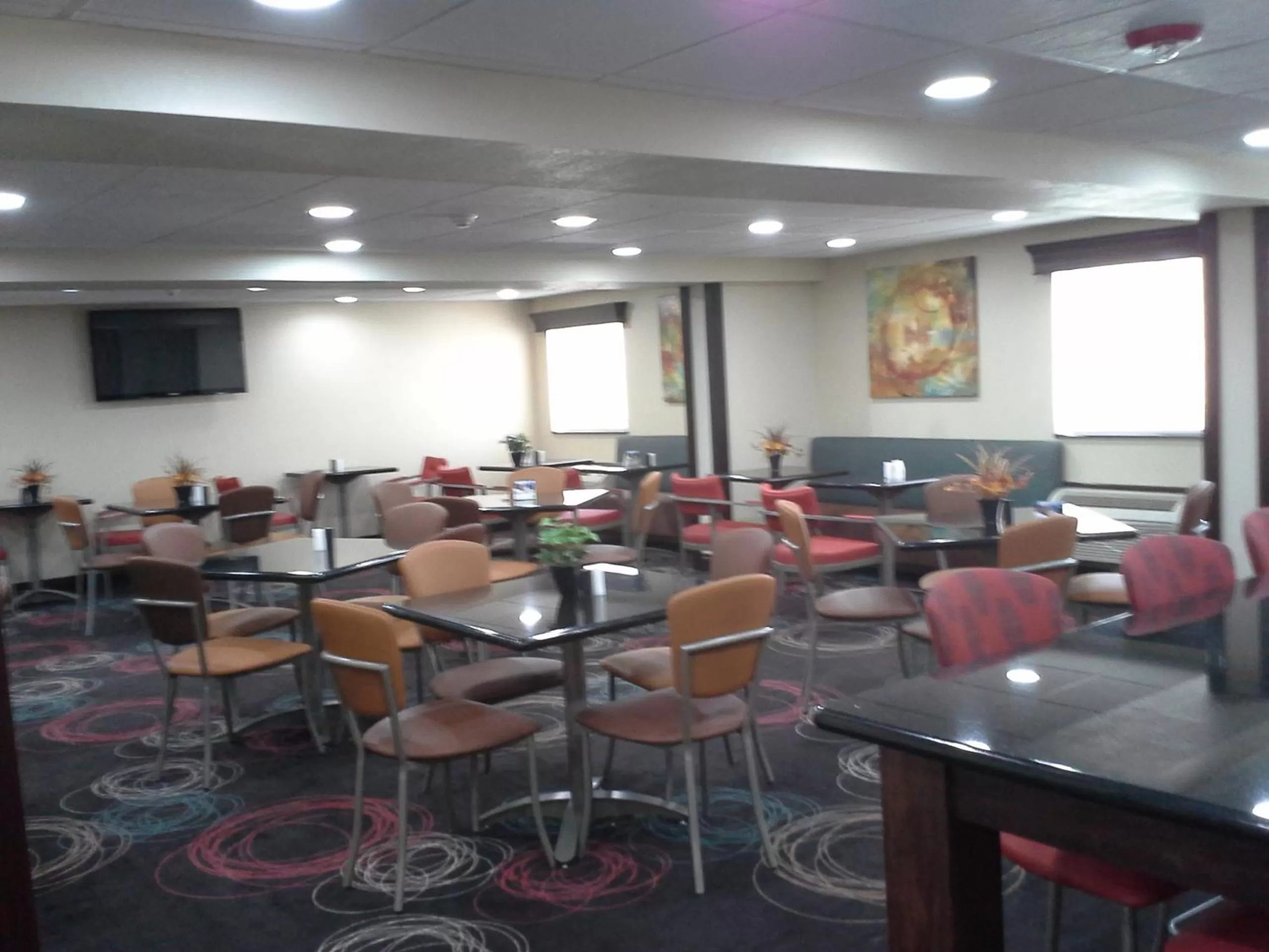 Communal lounge/ TV room, Restaurant/Places to Eat in Ramada by Wyndham Tulsa