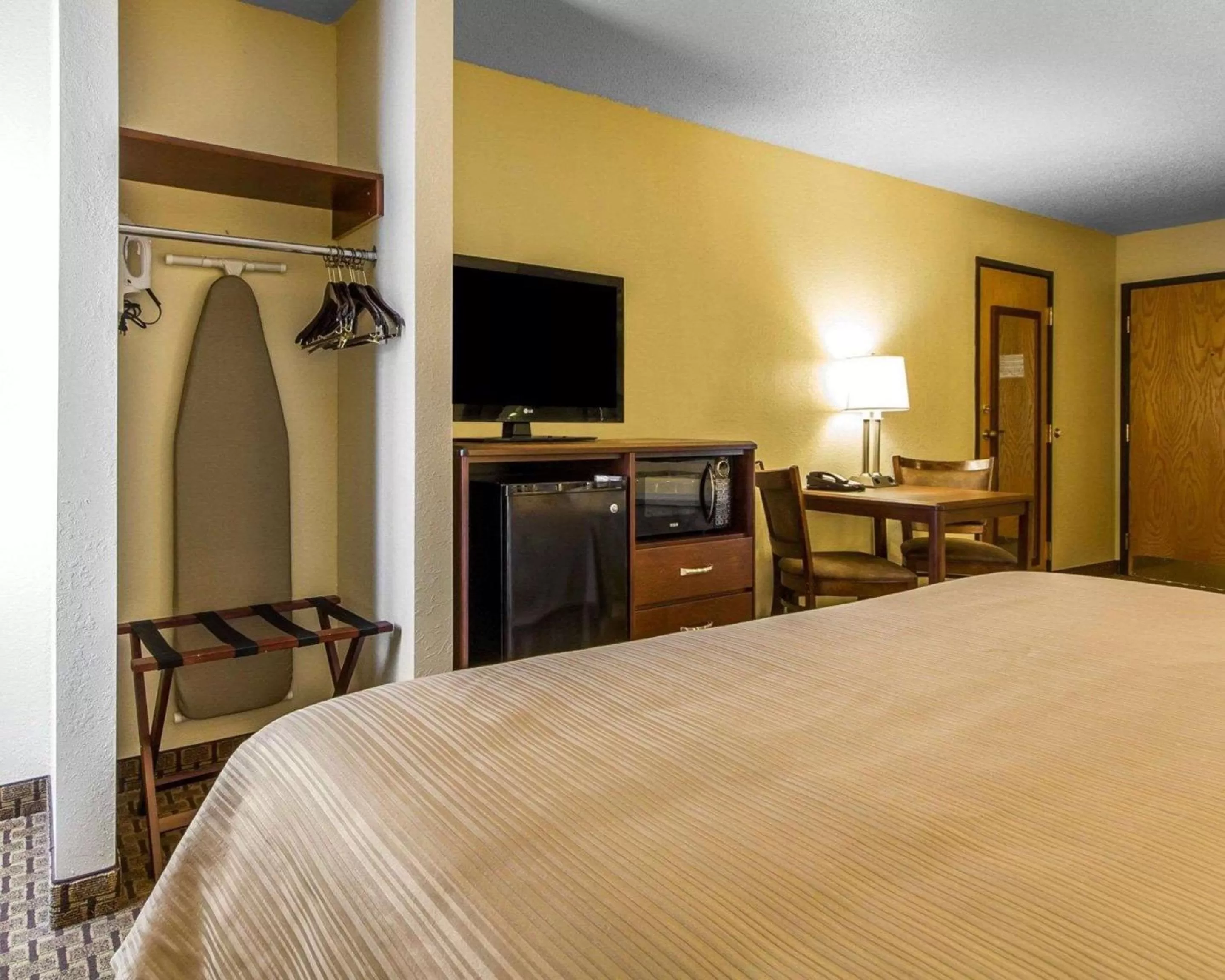 Photo of the whole room, Bed in Quality Inn La Crosse North