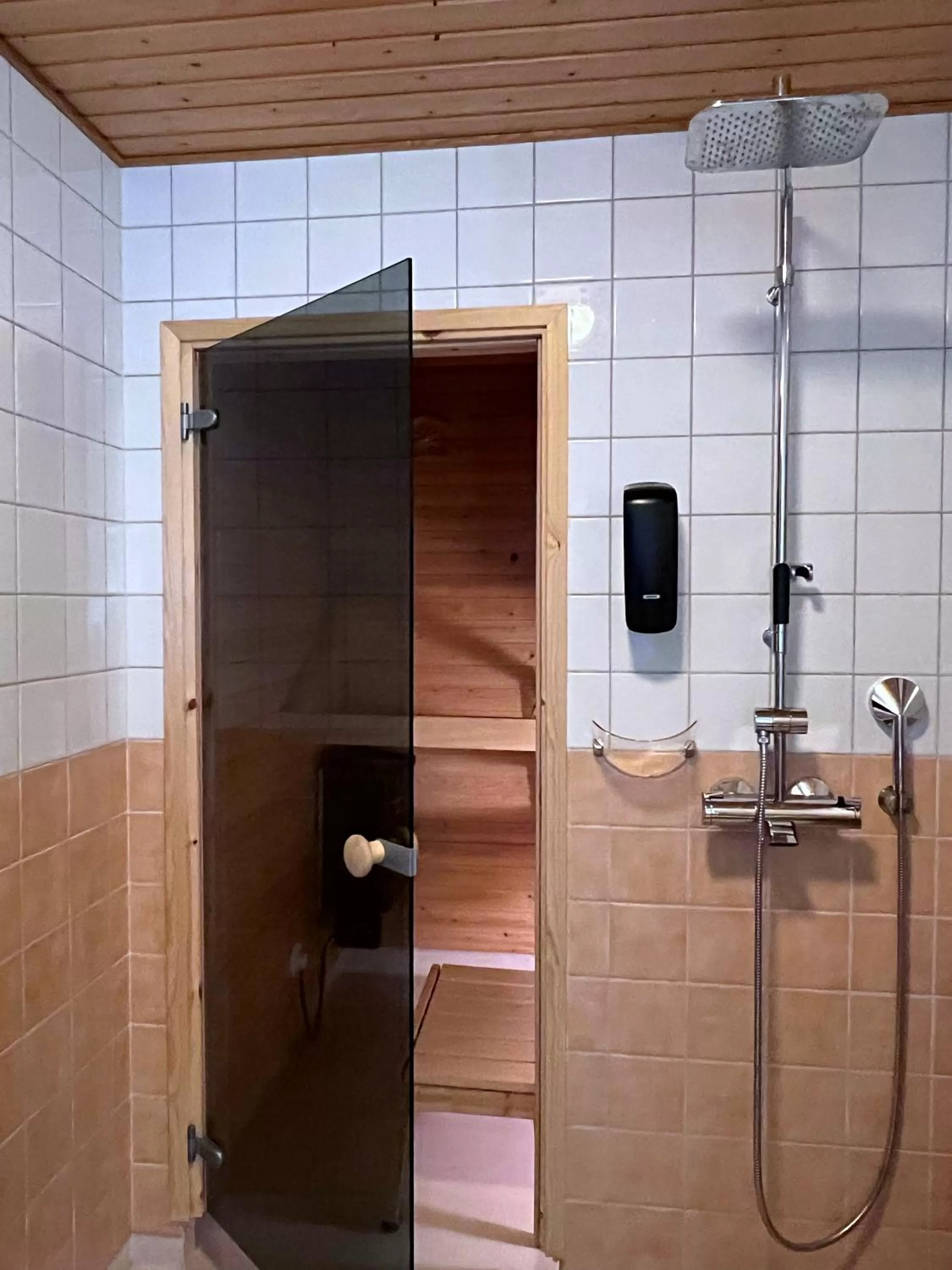 Shower in Hotel Golden Circle Suites