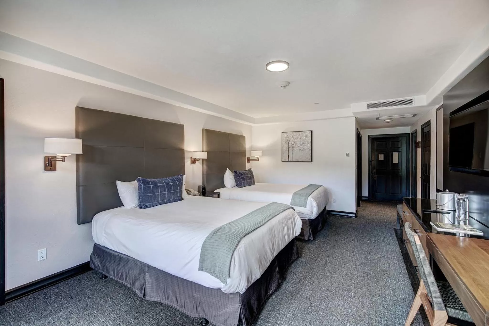 Photo of the whole room, Bed in The Pines Lodge, a RockResort, by Vail Resorts