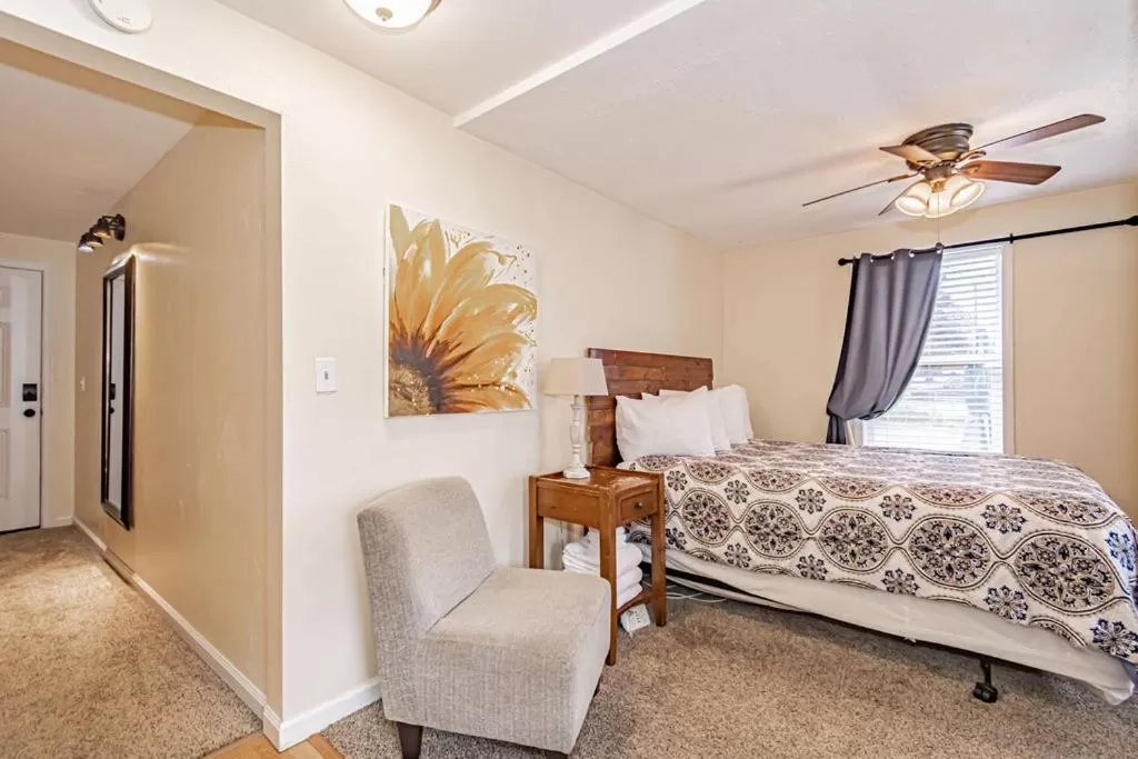 Bedroom, Bed in Suites of Lava Hot Springs