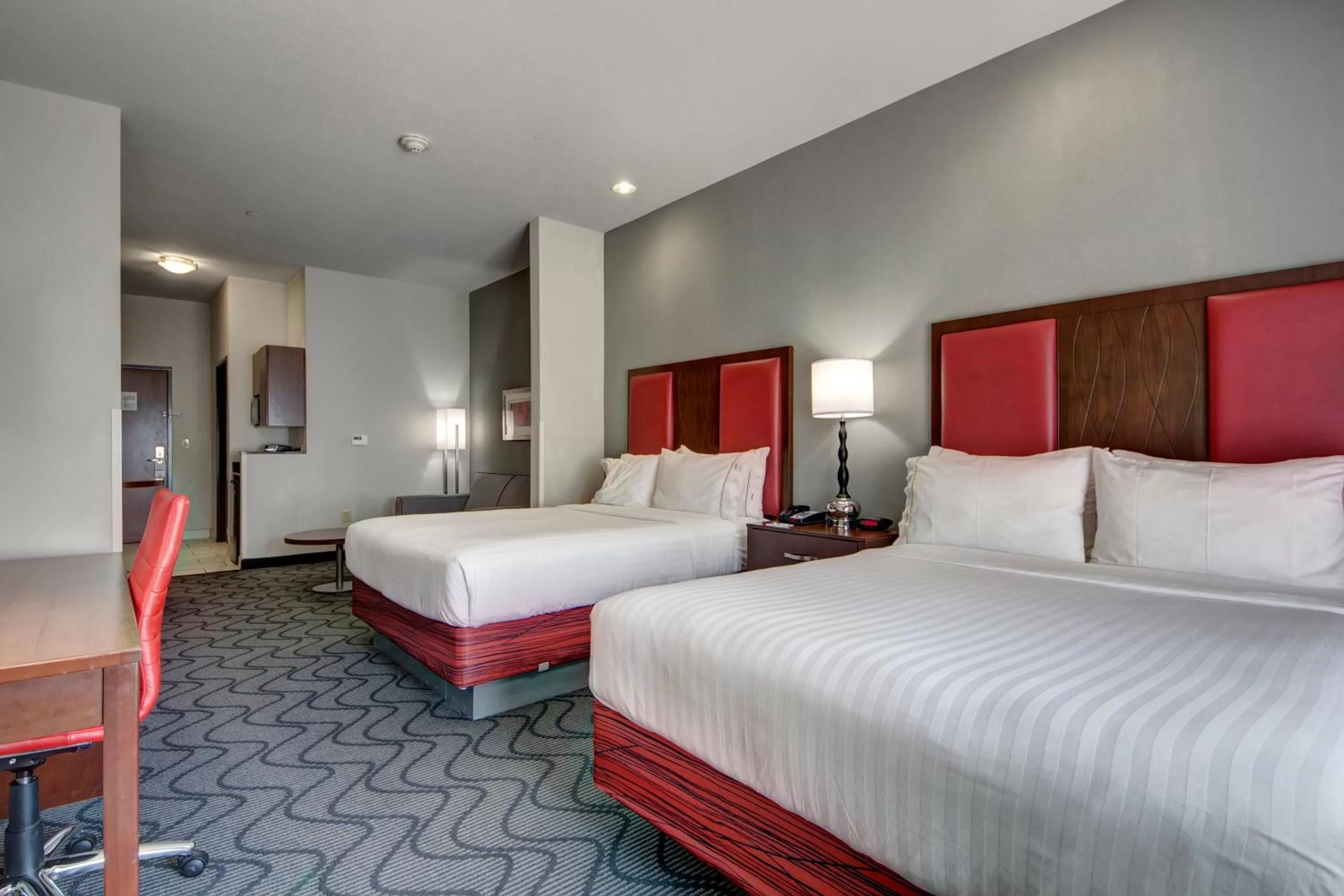 Photo of the whole room, Bed in Holiday Inn Express and Suites Oklahoma City North by IHG