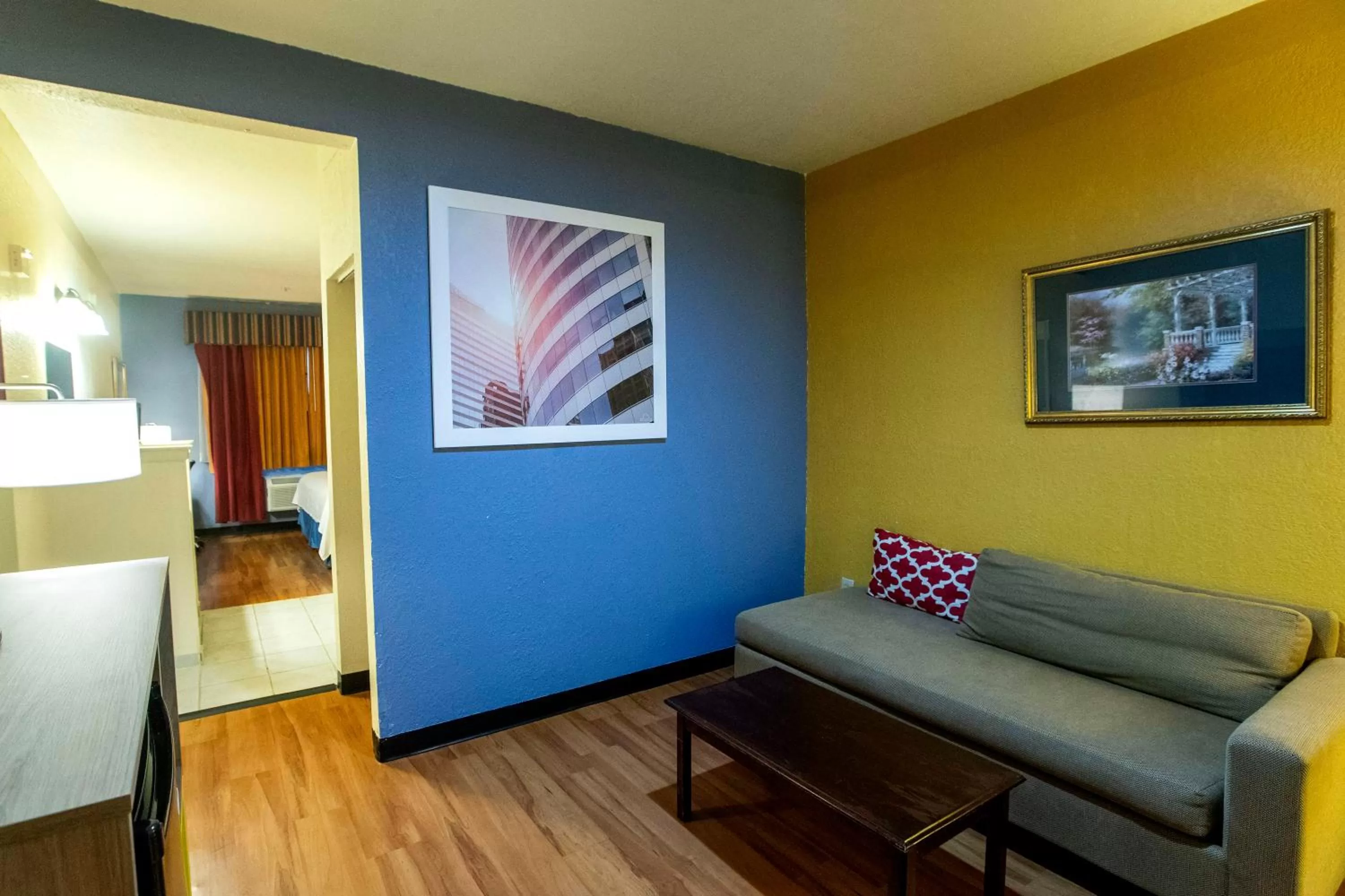 Living room in Days Inn & Suites by Wyndham Houston North/Aldine