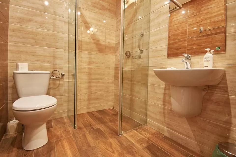 Shower in Hotel Melodia ***