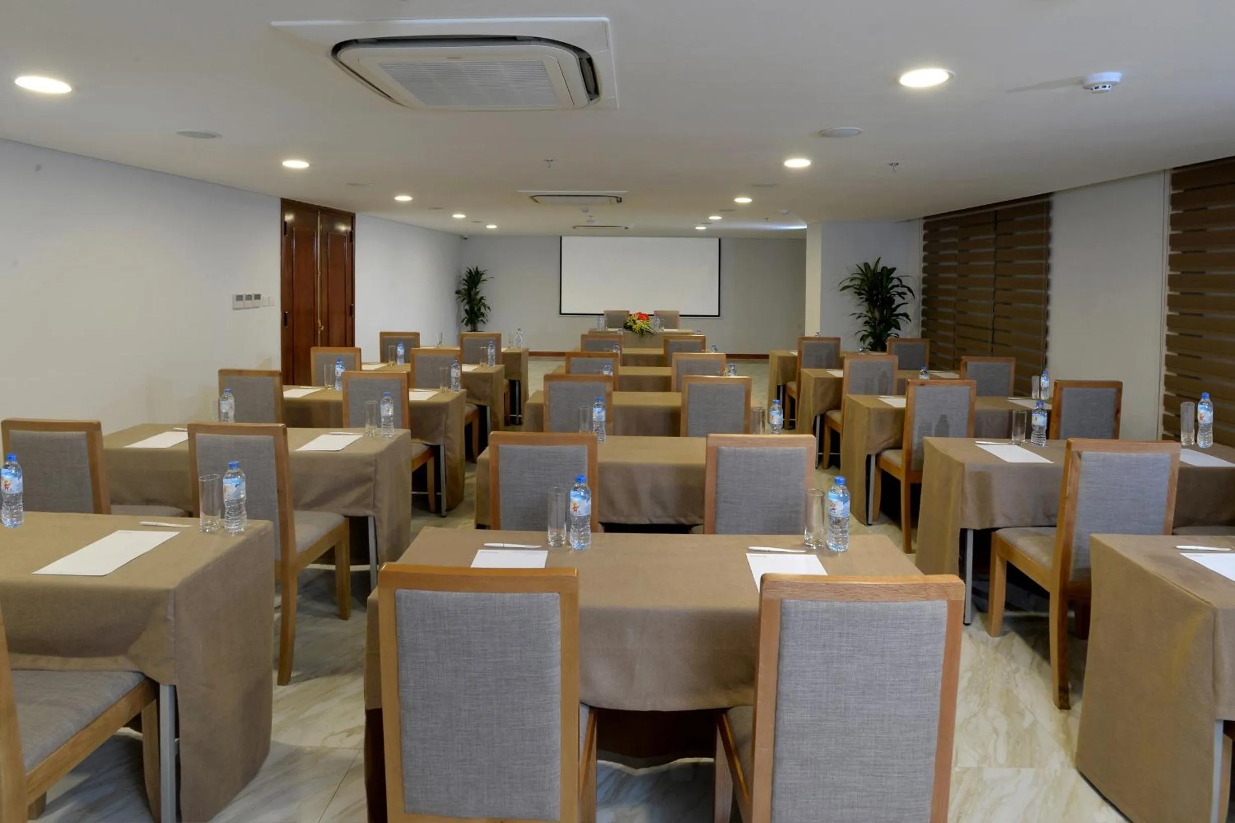 Business facilities in London Hanoi Hotel