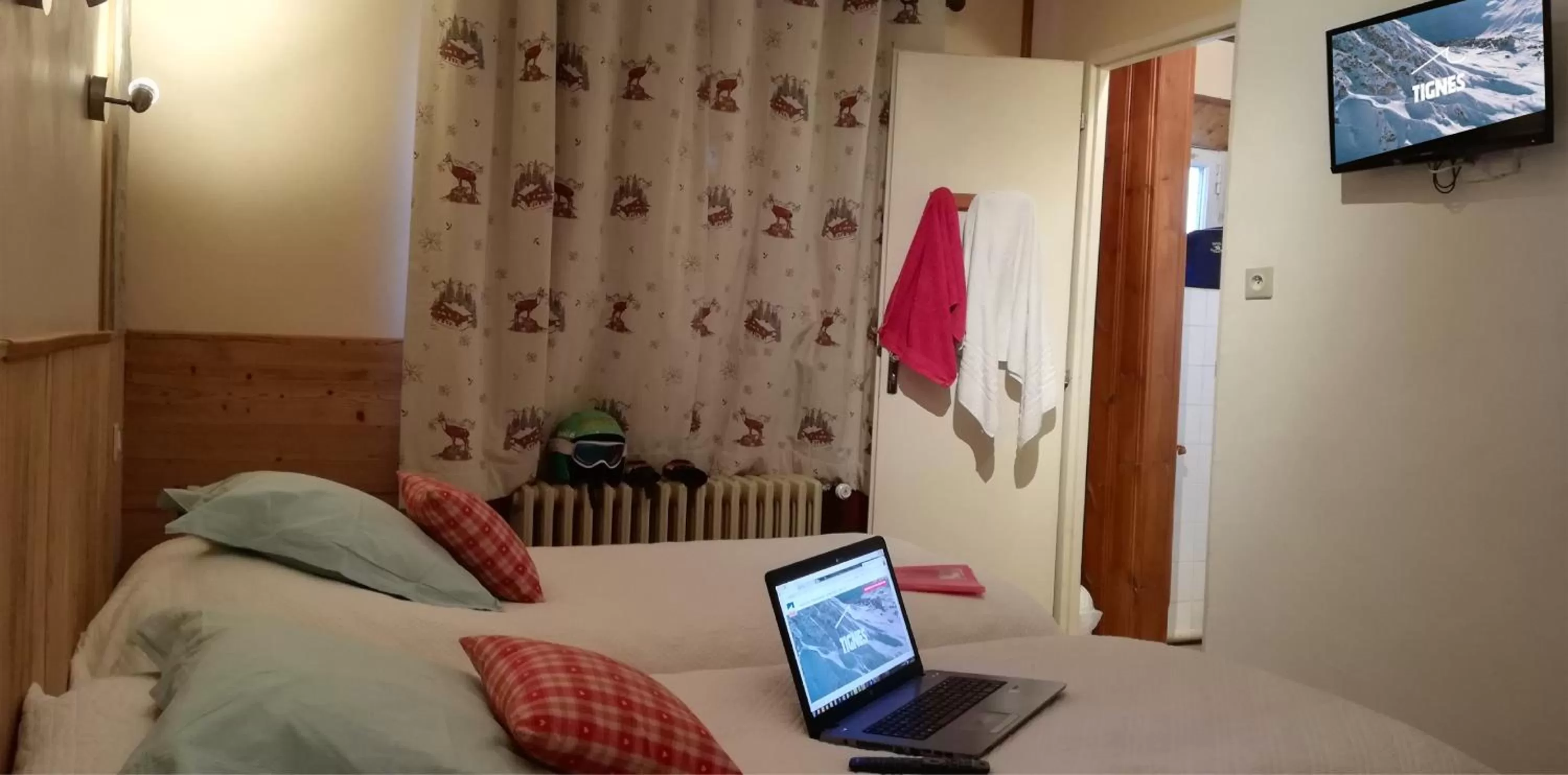 Shower, Bed in Le Dôme