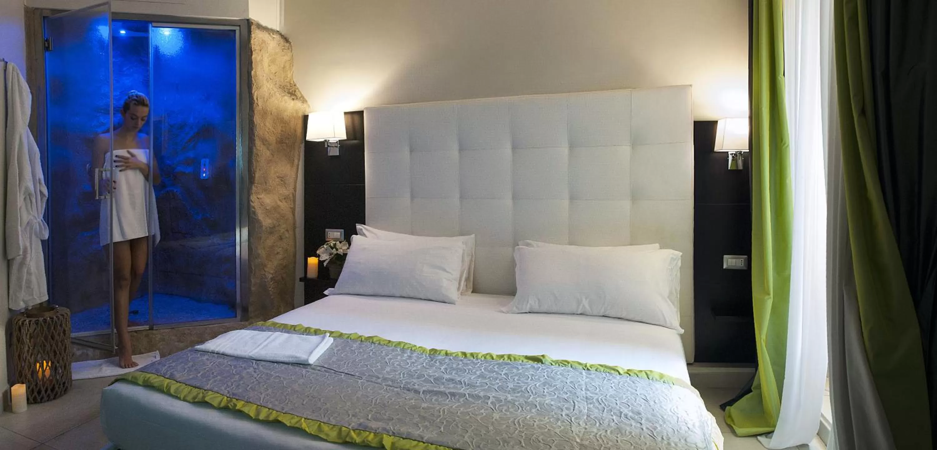 Shower, Bed in Roman Holidays Boutique Hotel