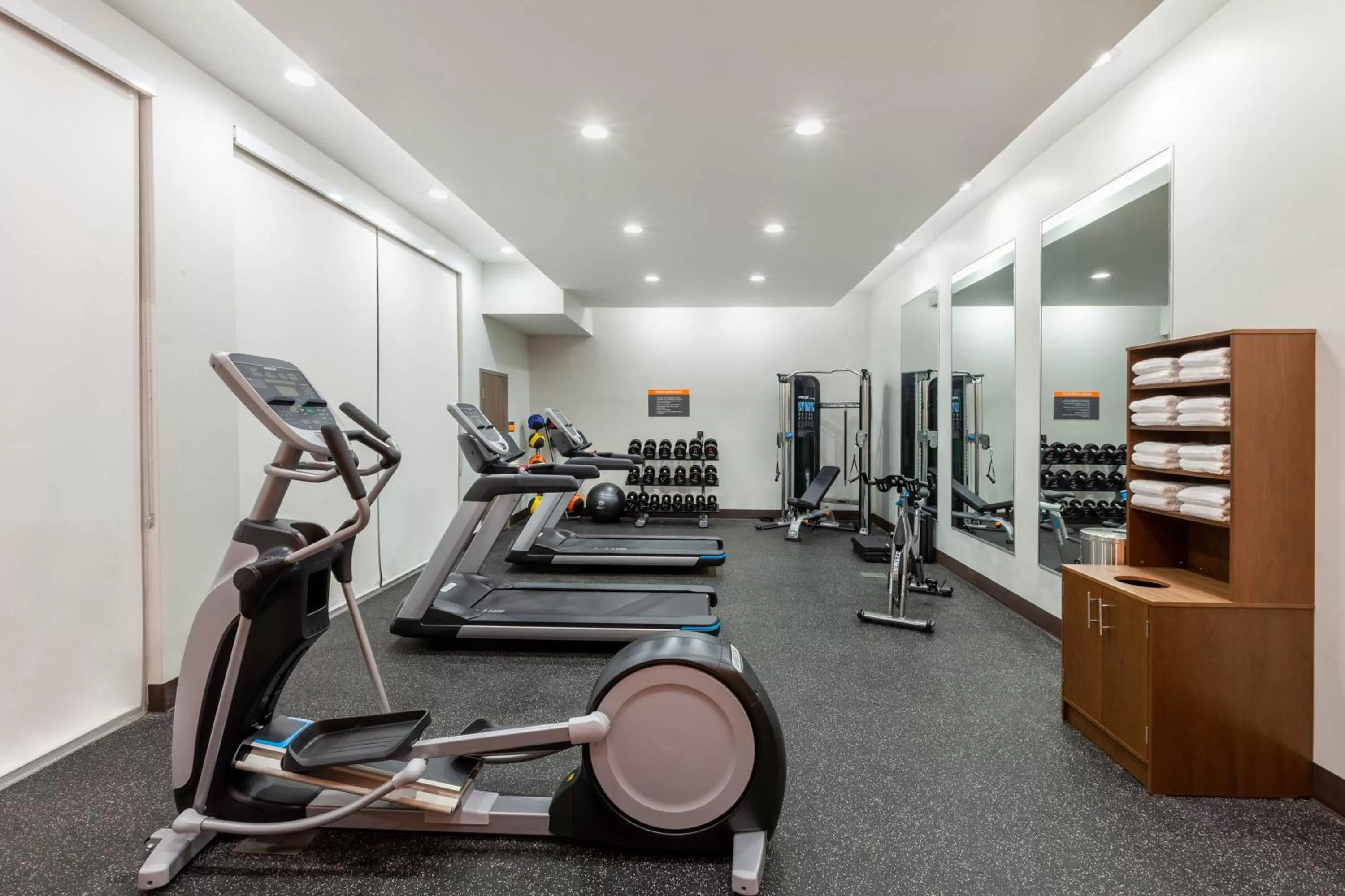 Fitness centre/facilities in La Quinta Inn & Suites by Wyndham Lafayette Oil Center