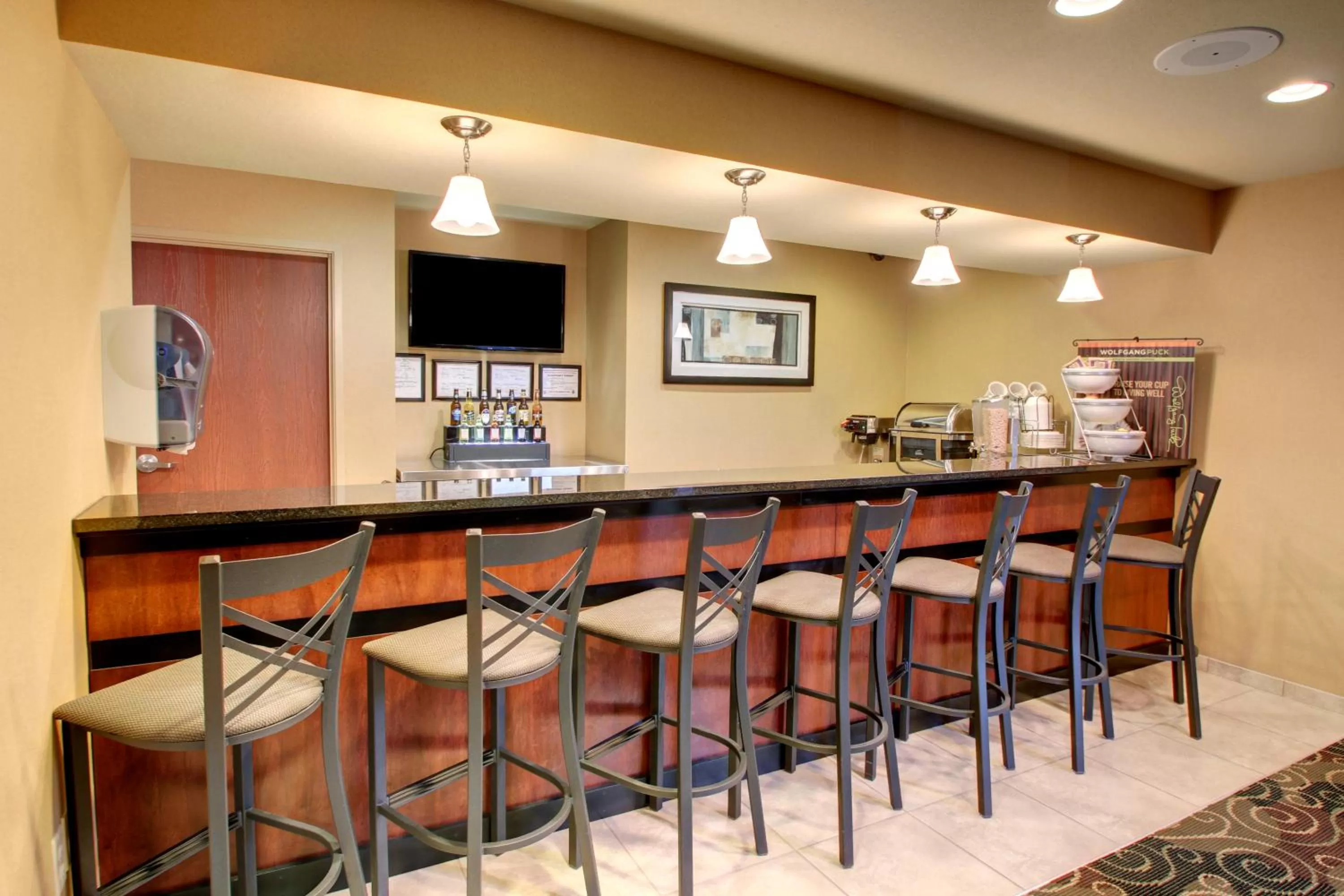Lounge or bar in Cobblestone Hotel & Suites - Charlestown