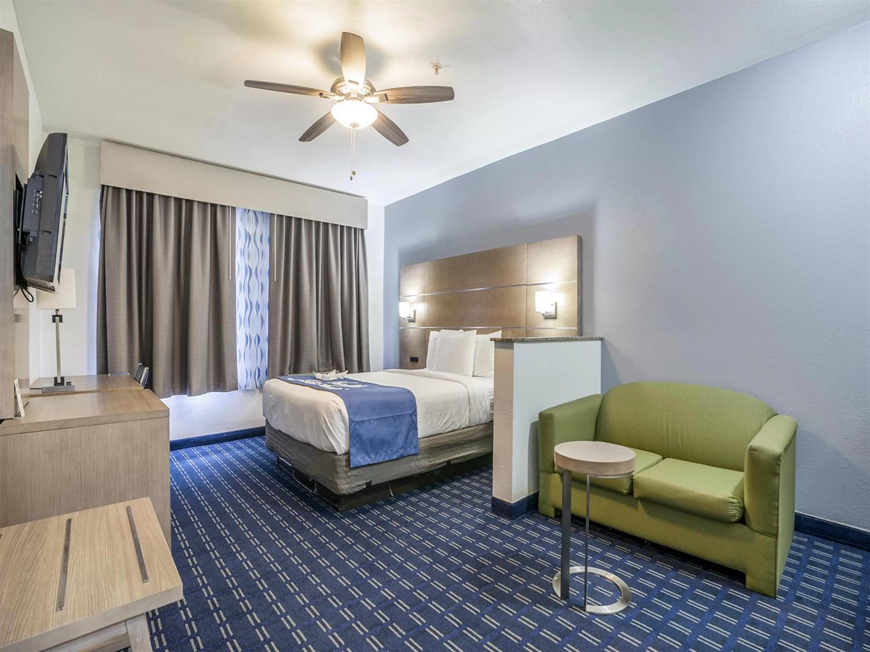 Bed in Days Inn & Suites by Wyndham Webster NASA-ClearLake-Houston