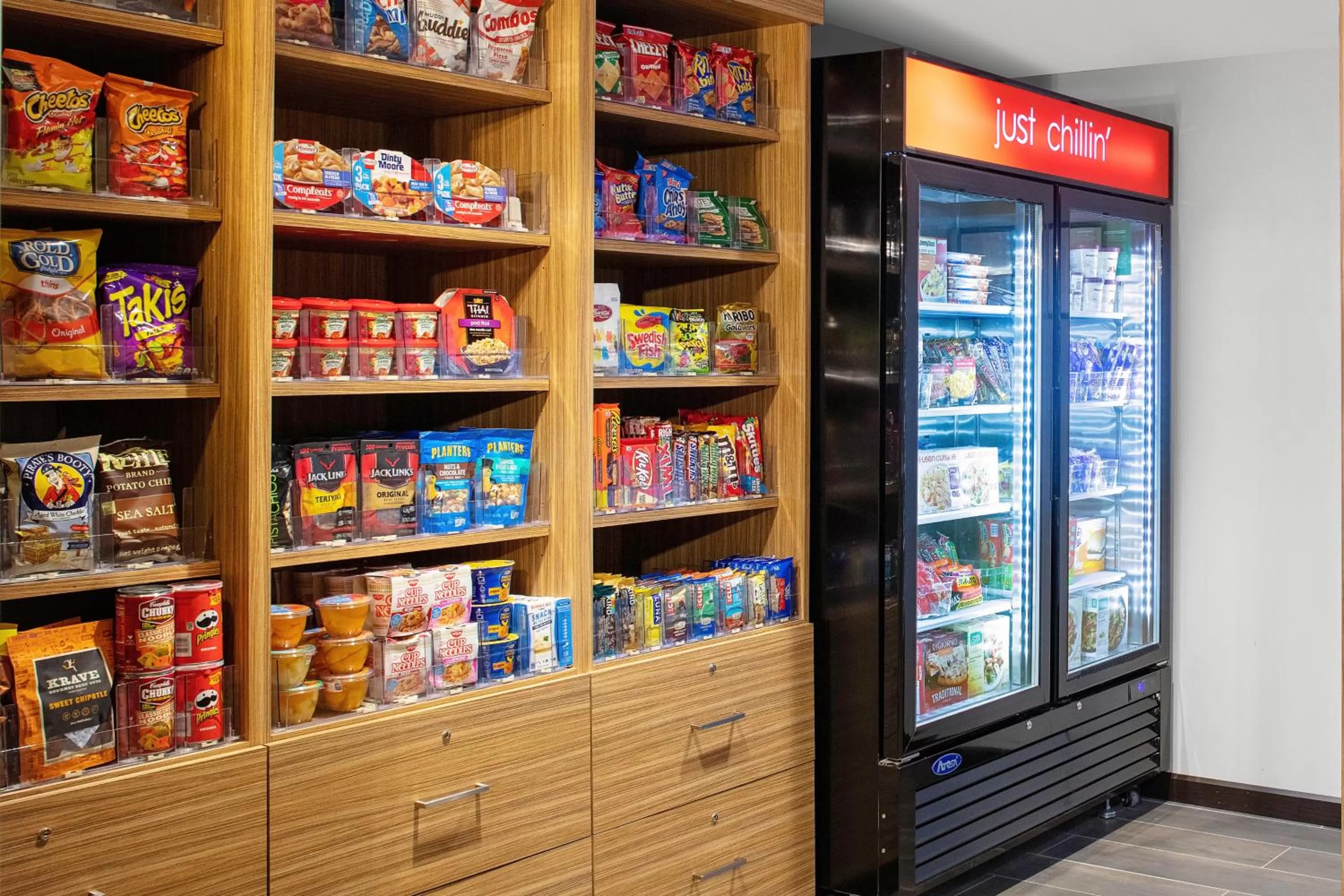 On-site shops in TownePlace Suites by Marriott Orlando Airport