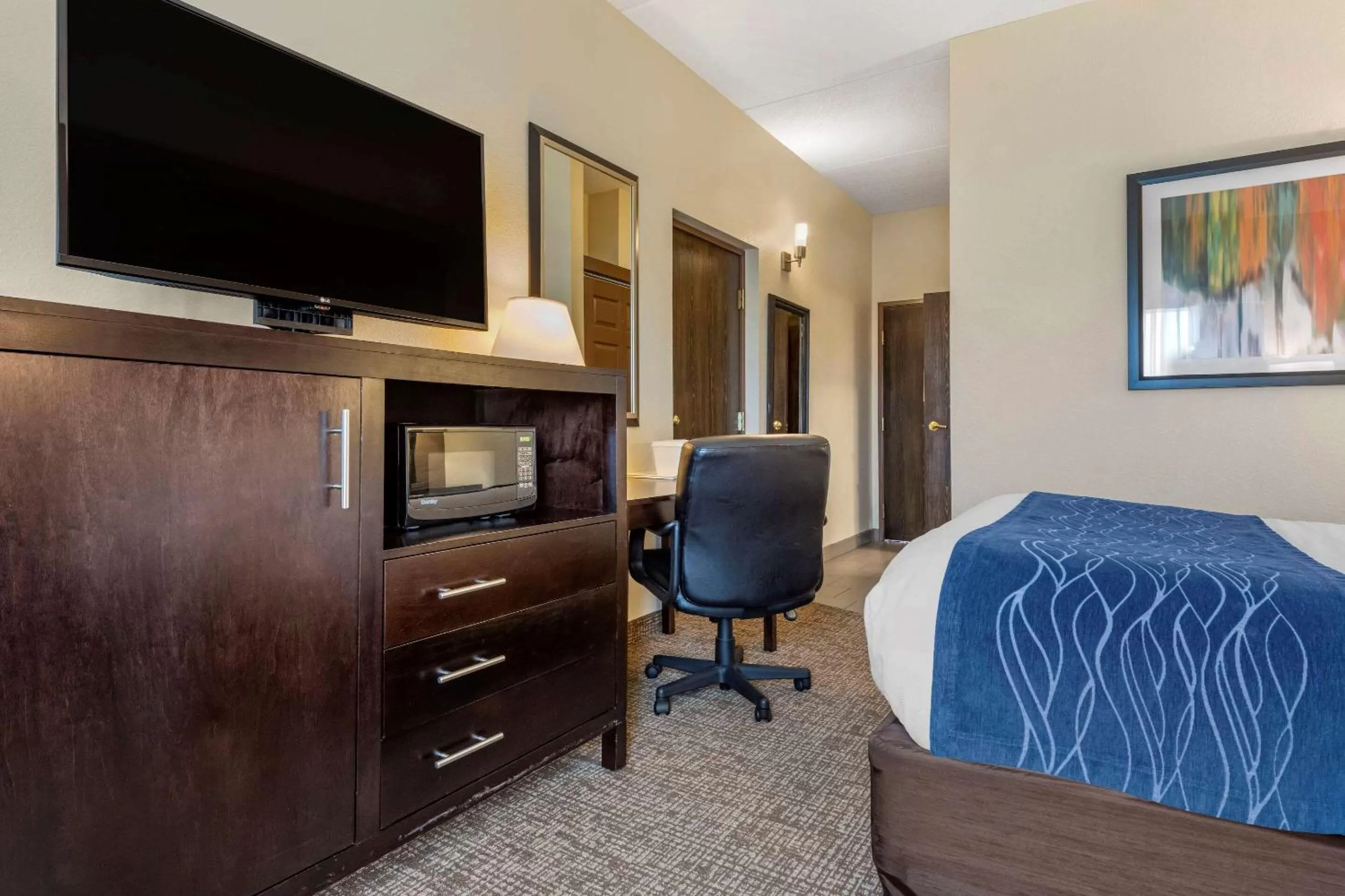 Photo of the whole room, Bed in Comfort Inn & Suites Butler