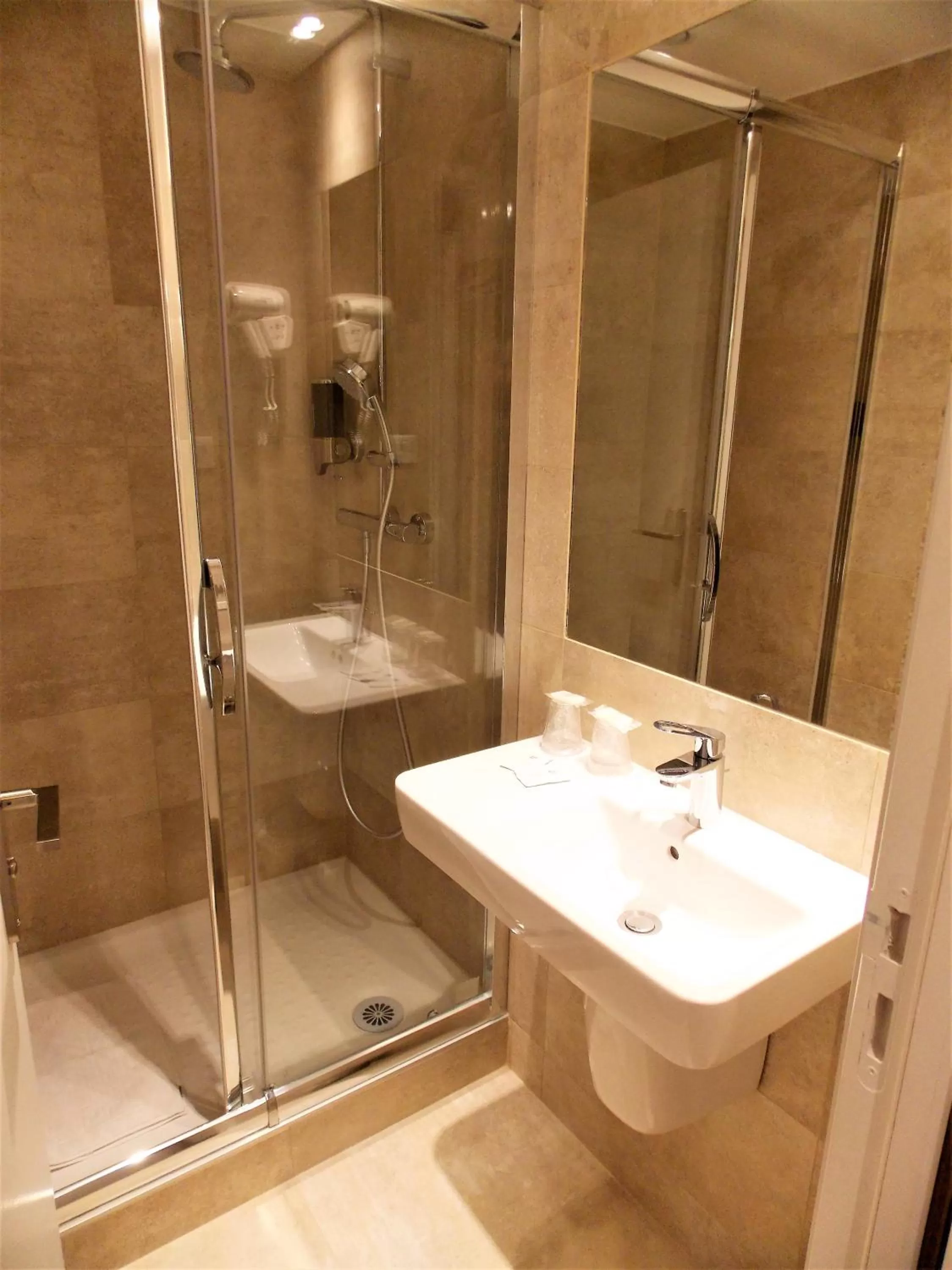 Bathroom in Excelsior Batignolles