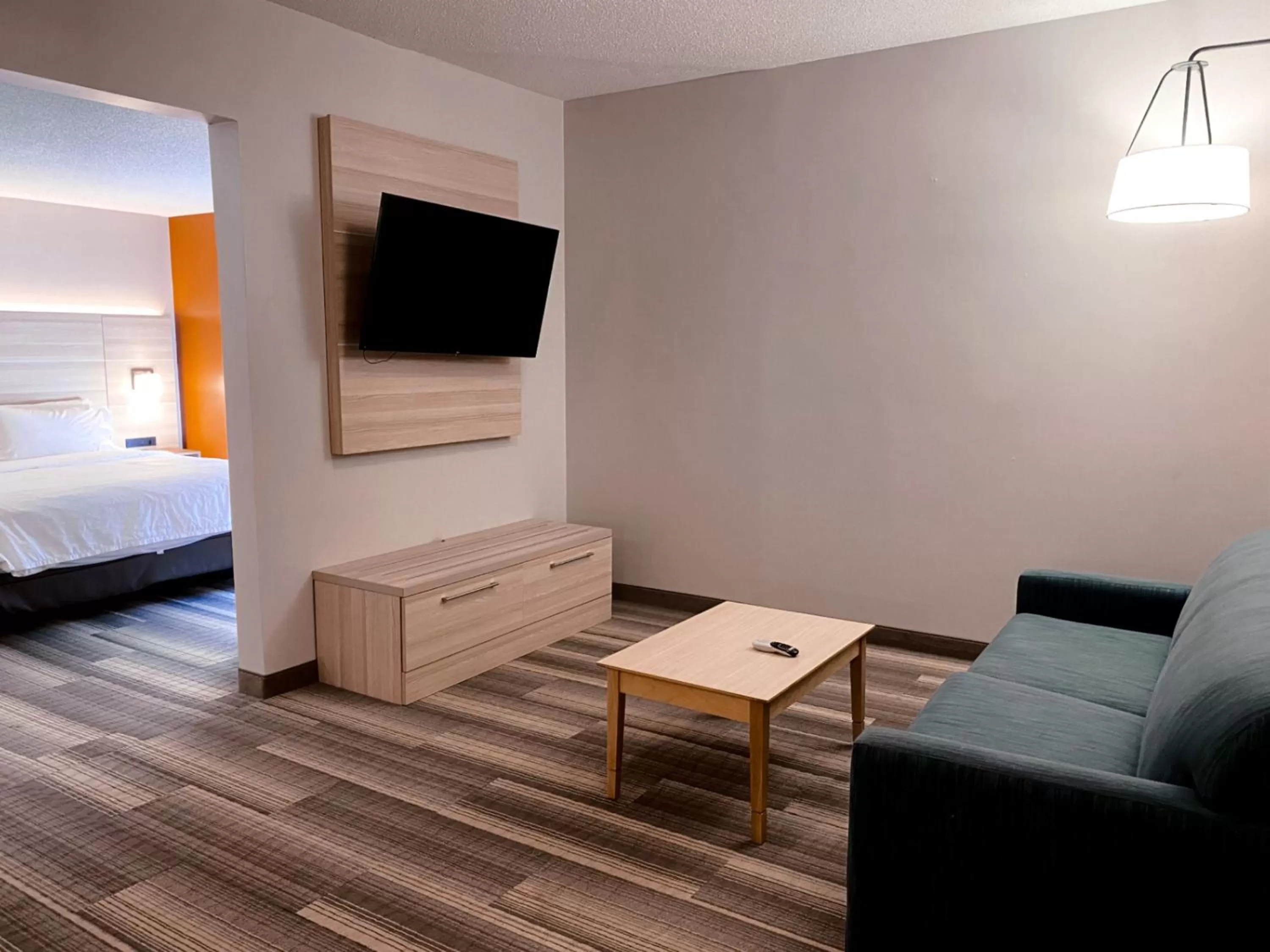 TV and multimedia, Bed in Holiday Inn Express Hotel & Suites Logansport by IHG