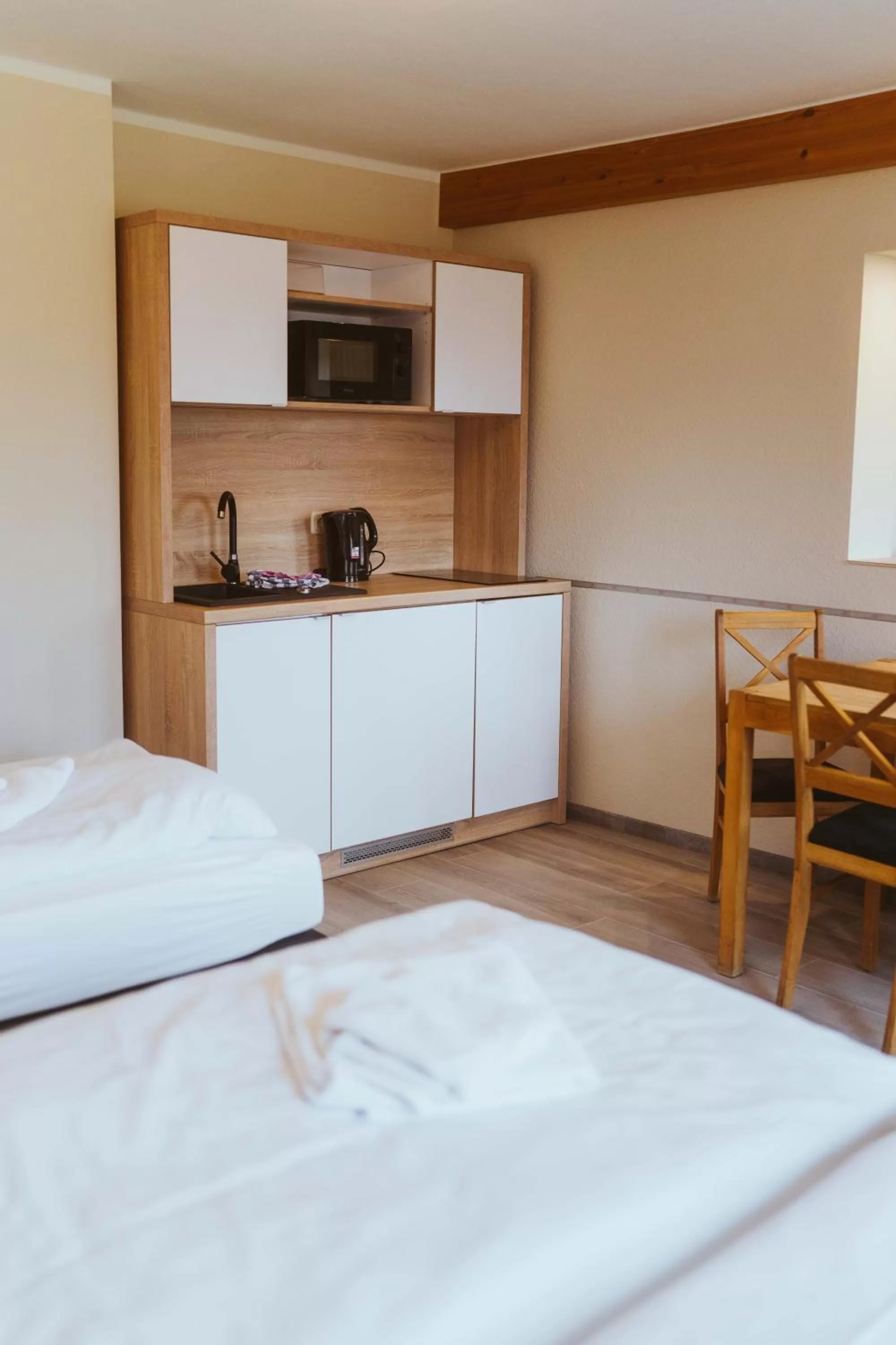 Kitchen or kitchenette, Bed in Aparthotel Stralsund Studios und Apartments