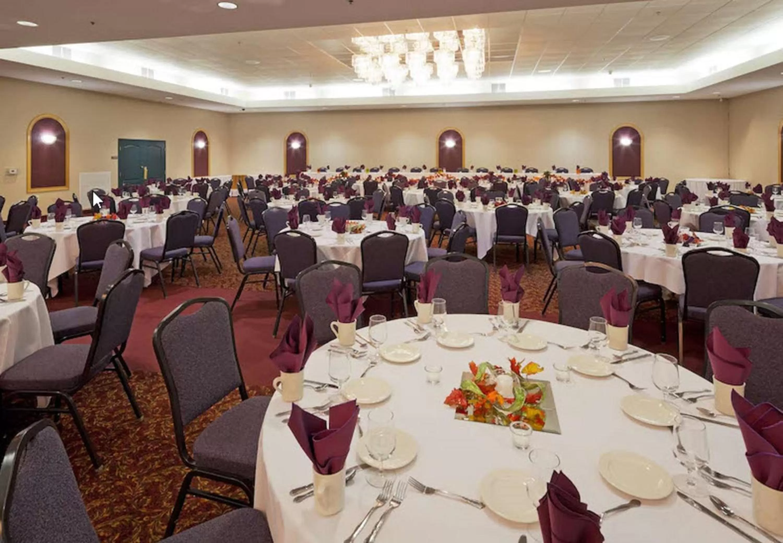 Meeting/conference room, Restaurant/Places to Eat in Port Wisconsin Inn and Suites