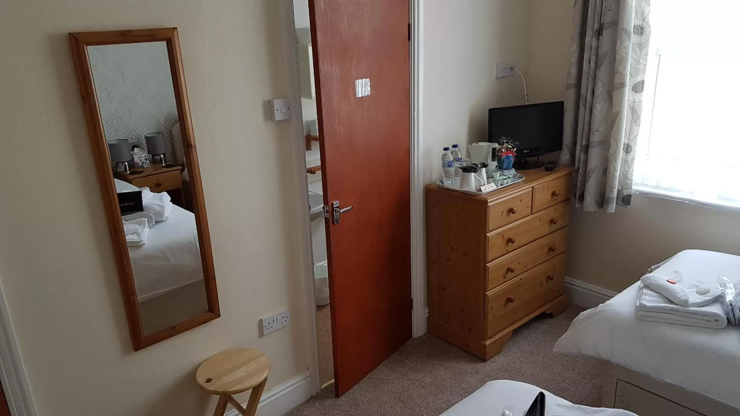 Twin Room with Shower - single occupancy in Agar House Twin Room with Shower - single occupancy in Agar House