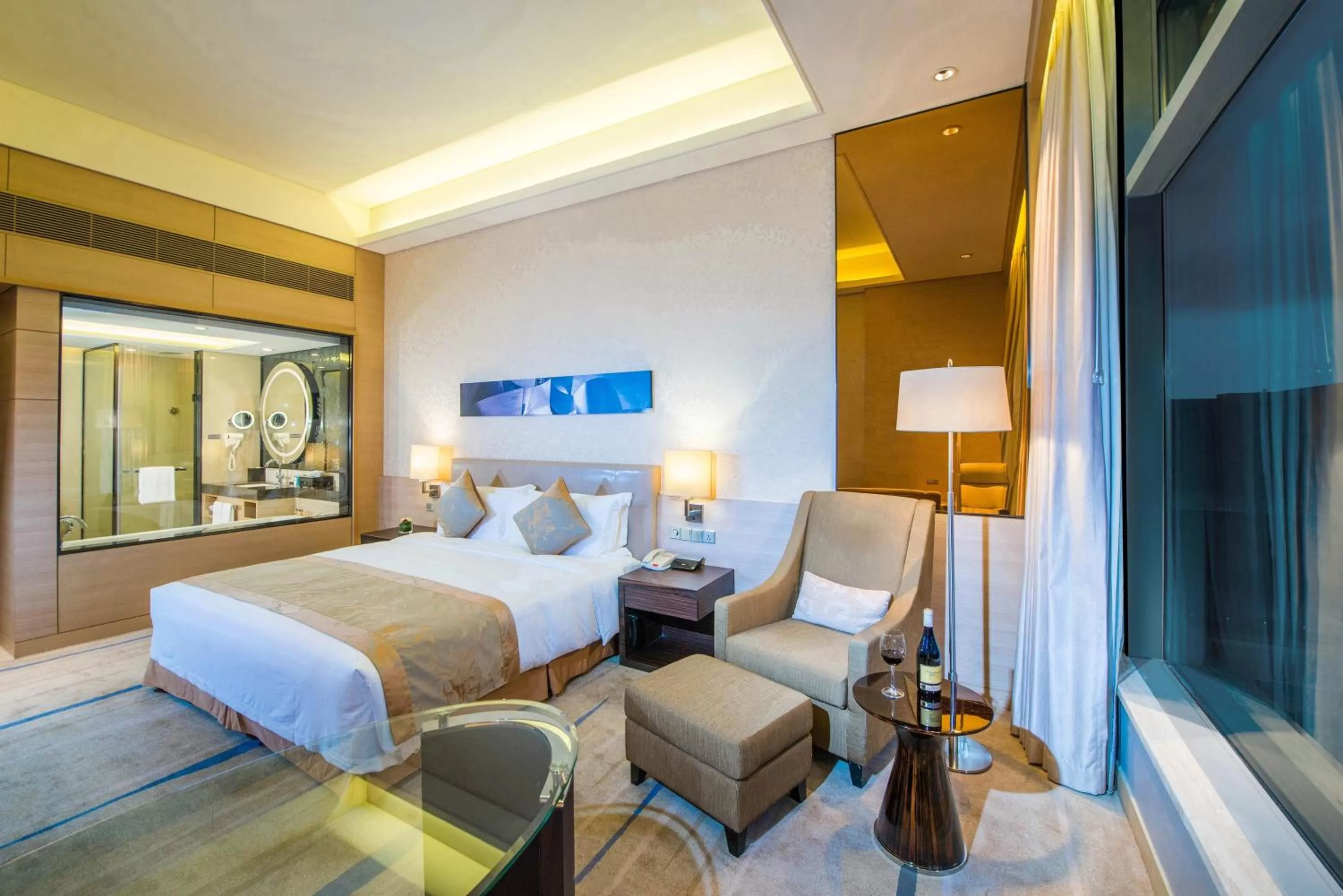 Photo of the whole room, Bed in Crowne Plaza Guangzhou Huadu by IHG