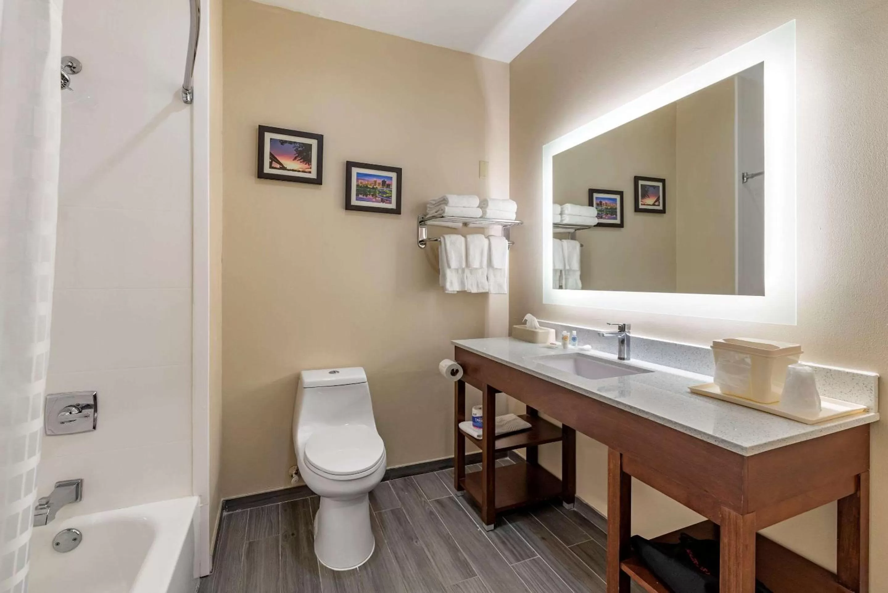 Photo of the whole room in Comfort Suites West Memphis I-40 I-55