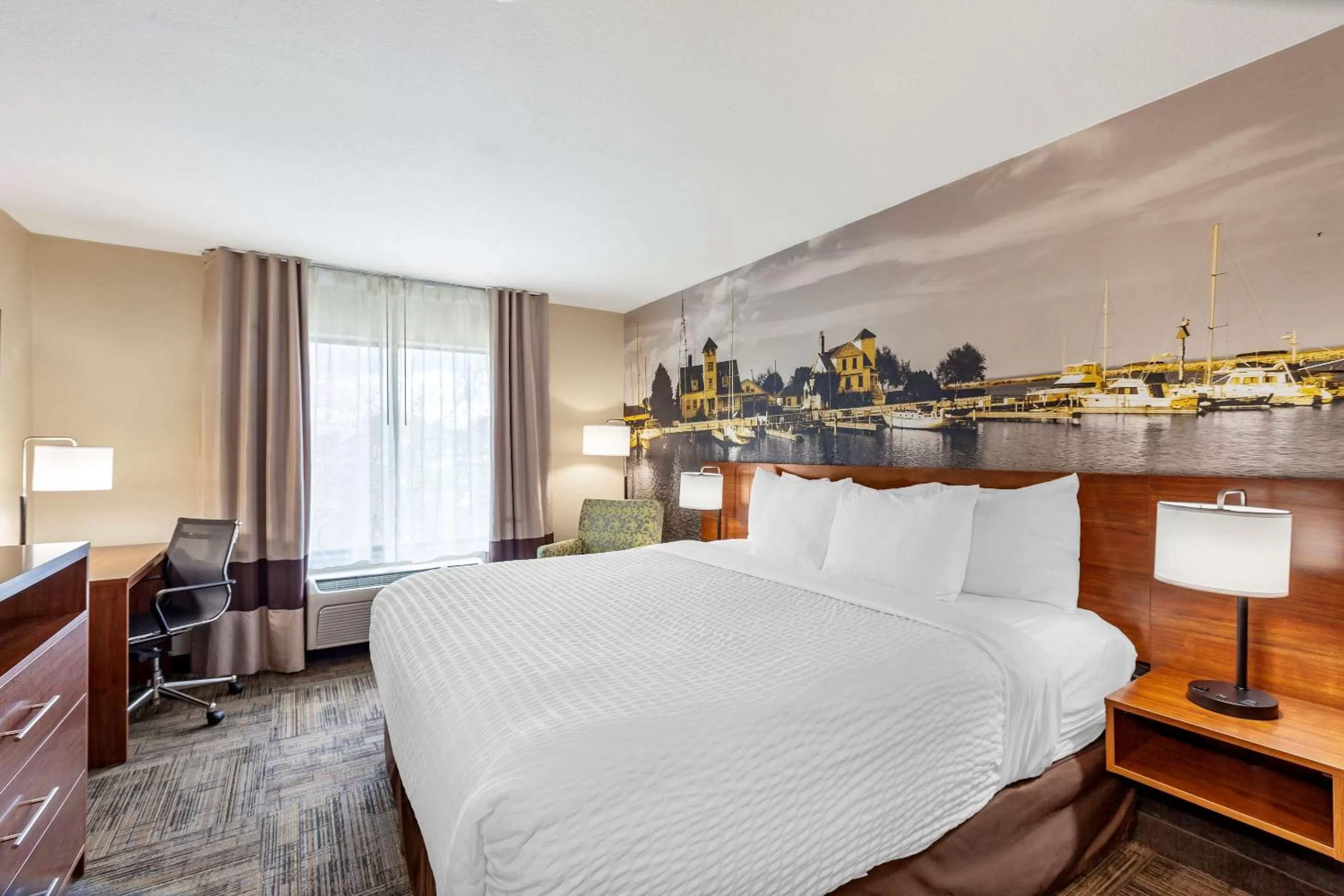 Photo of the whole room, Bed in Clarion Pointe Racine - Mount Pleasant