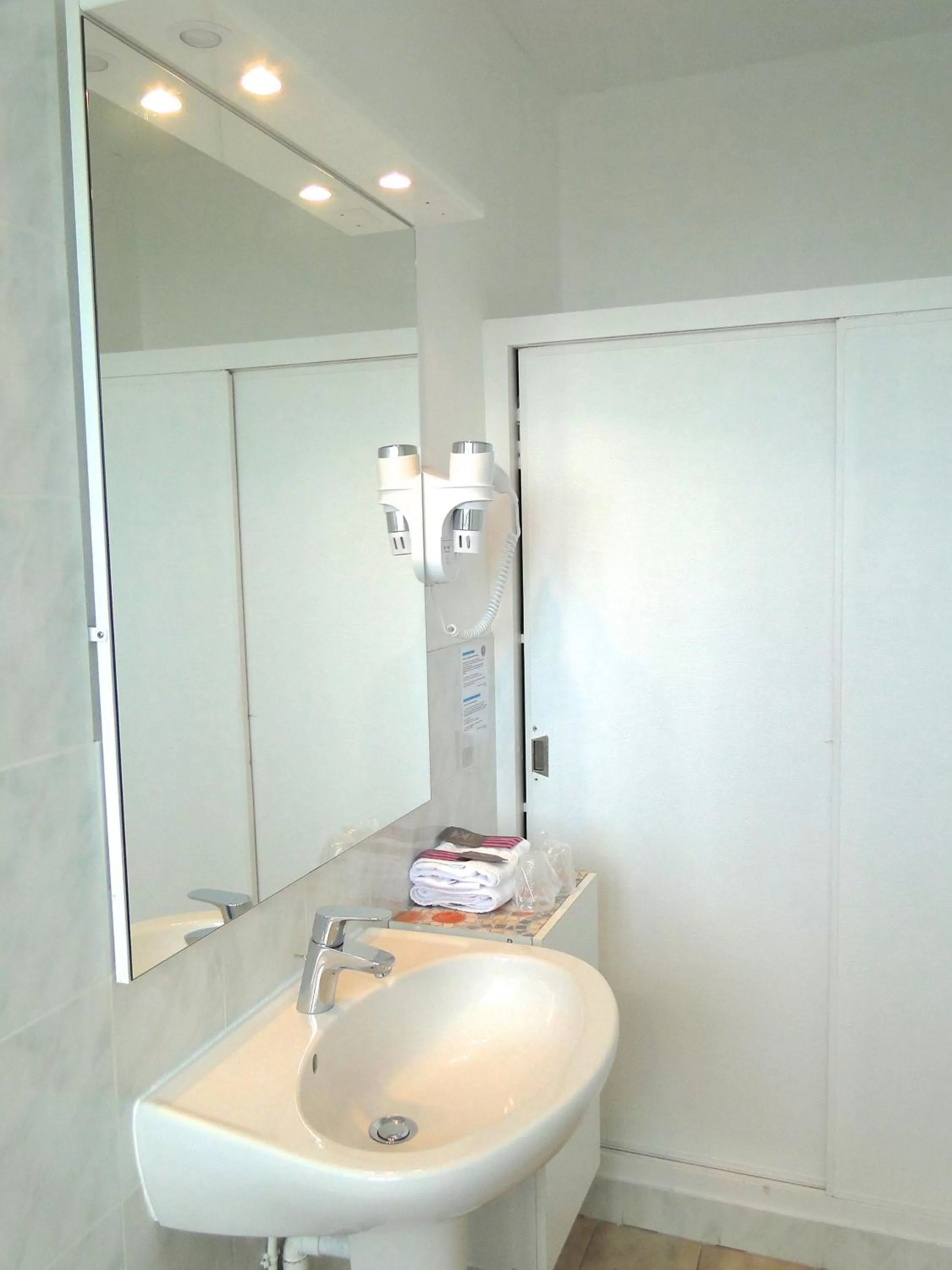 King Double Room in Hôtel De La Mer - Deauville Blonville - Boutique Hôtel de charme vue Mer ou Campagne - Accès direct plage