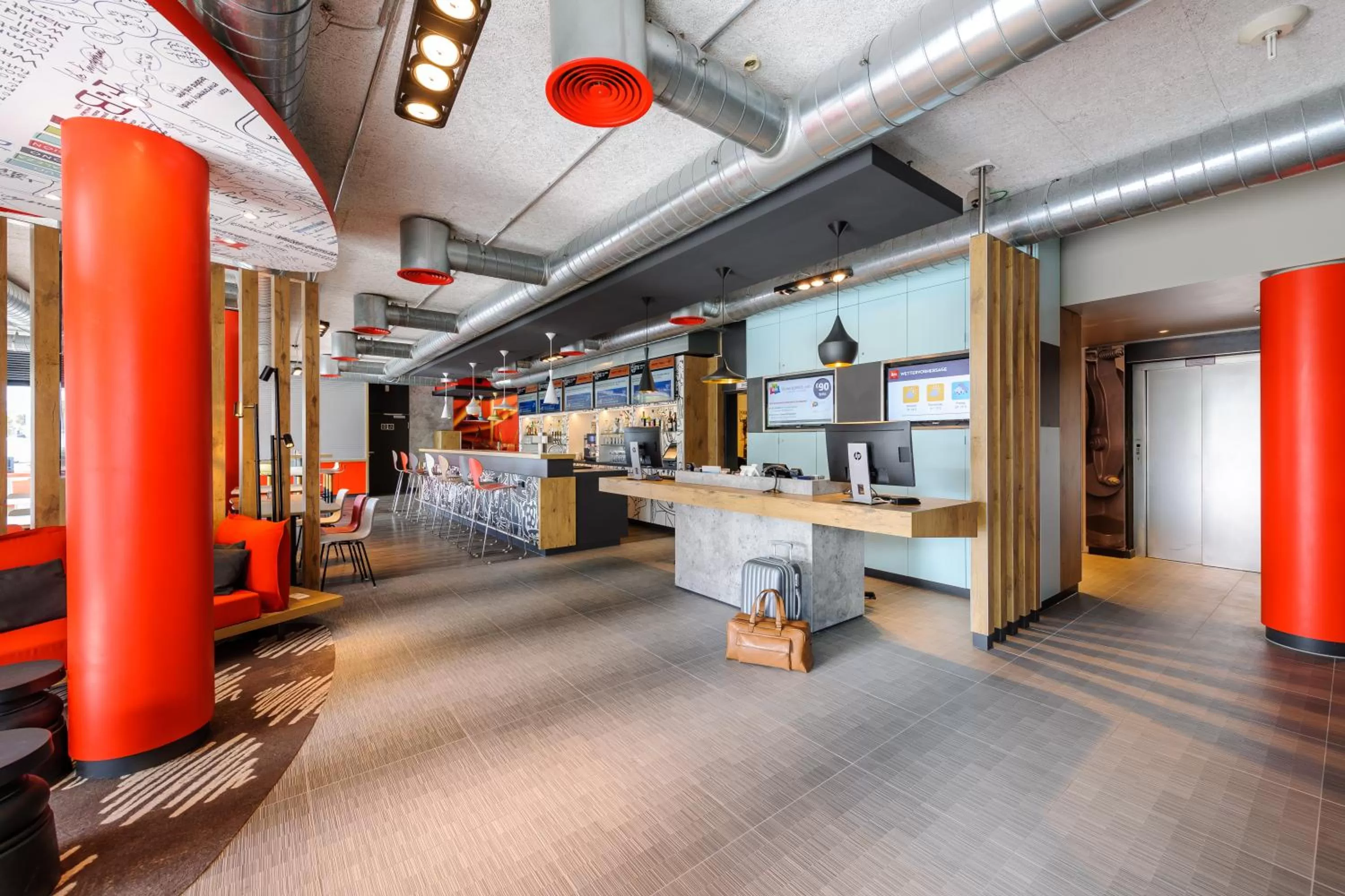 Lobby or reception in ibis Hotel München Messe