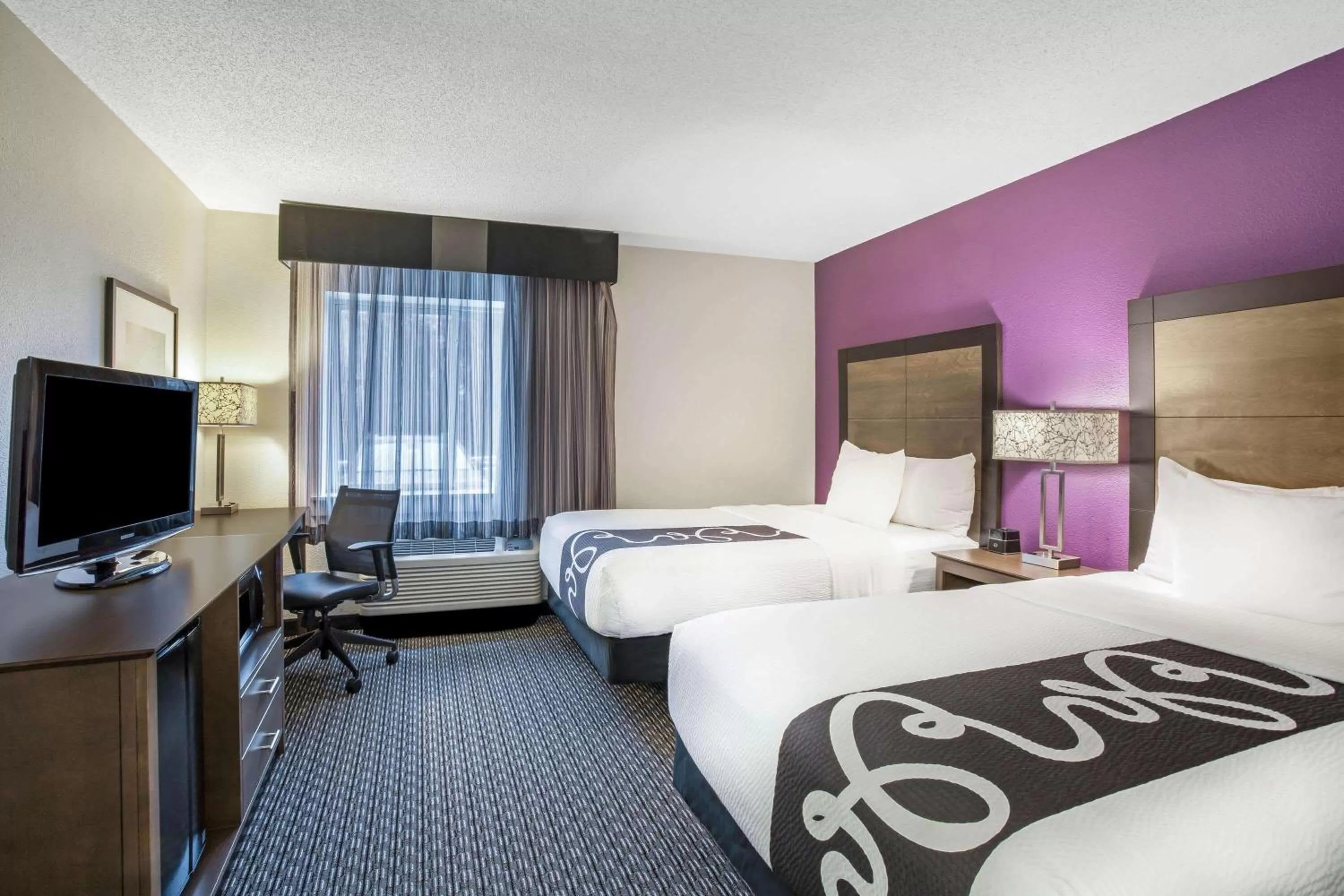 Photo of the whole room, Bed in La Quinta by Wyndham Hartford Bradley Airport