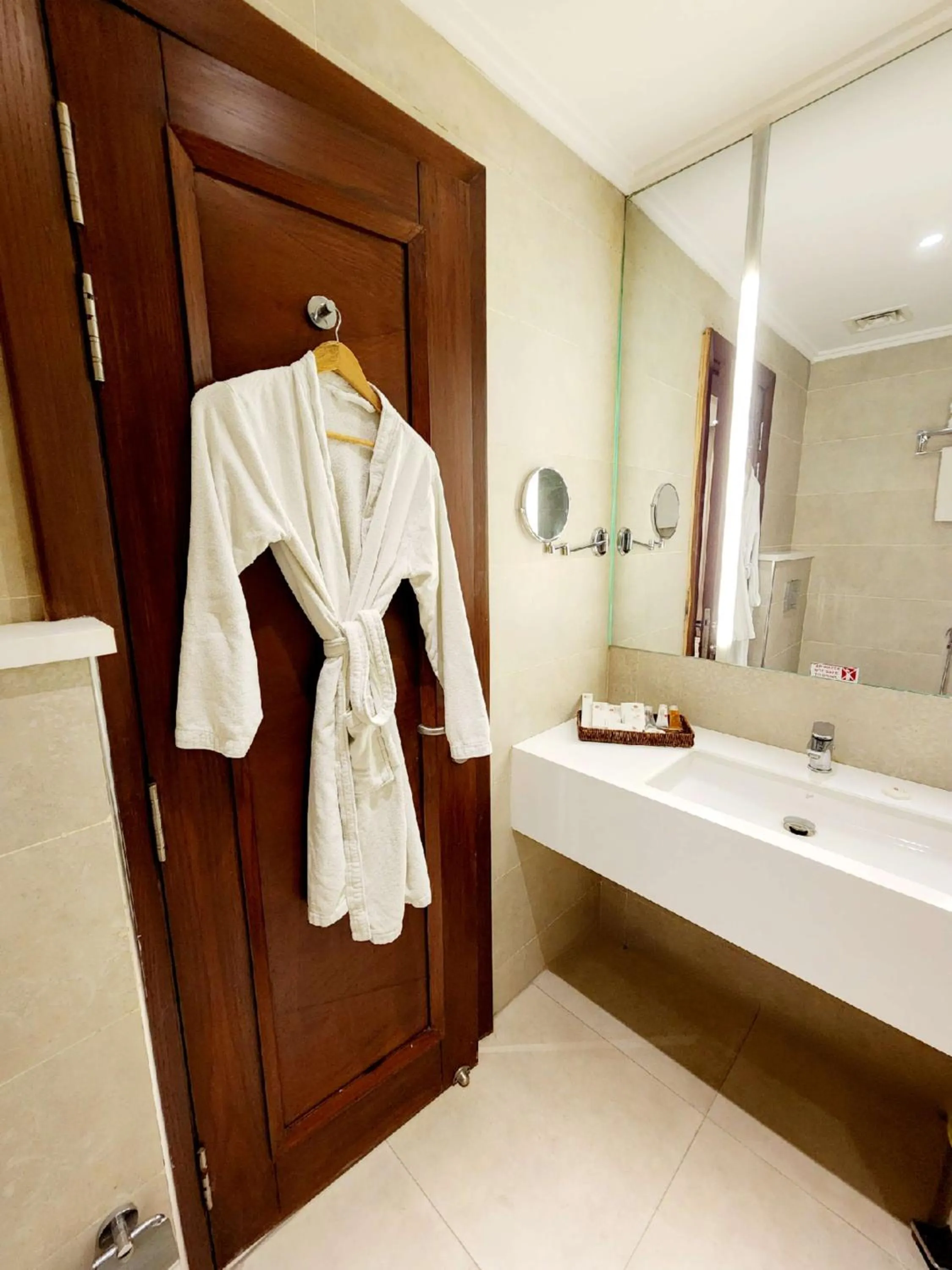 Bathroom, Bed in Best Western Premier Hotel Gulberg Lahore
