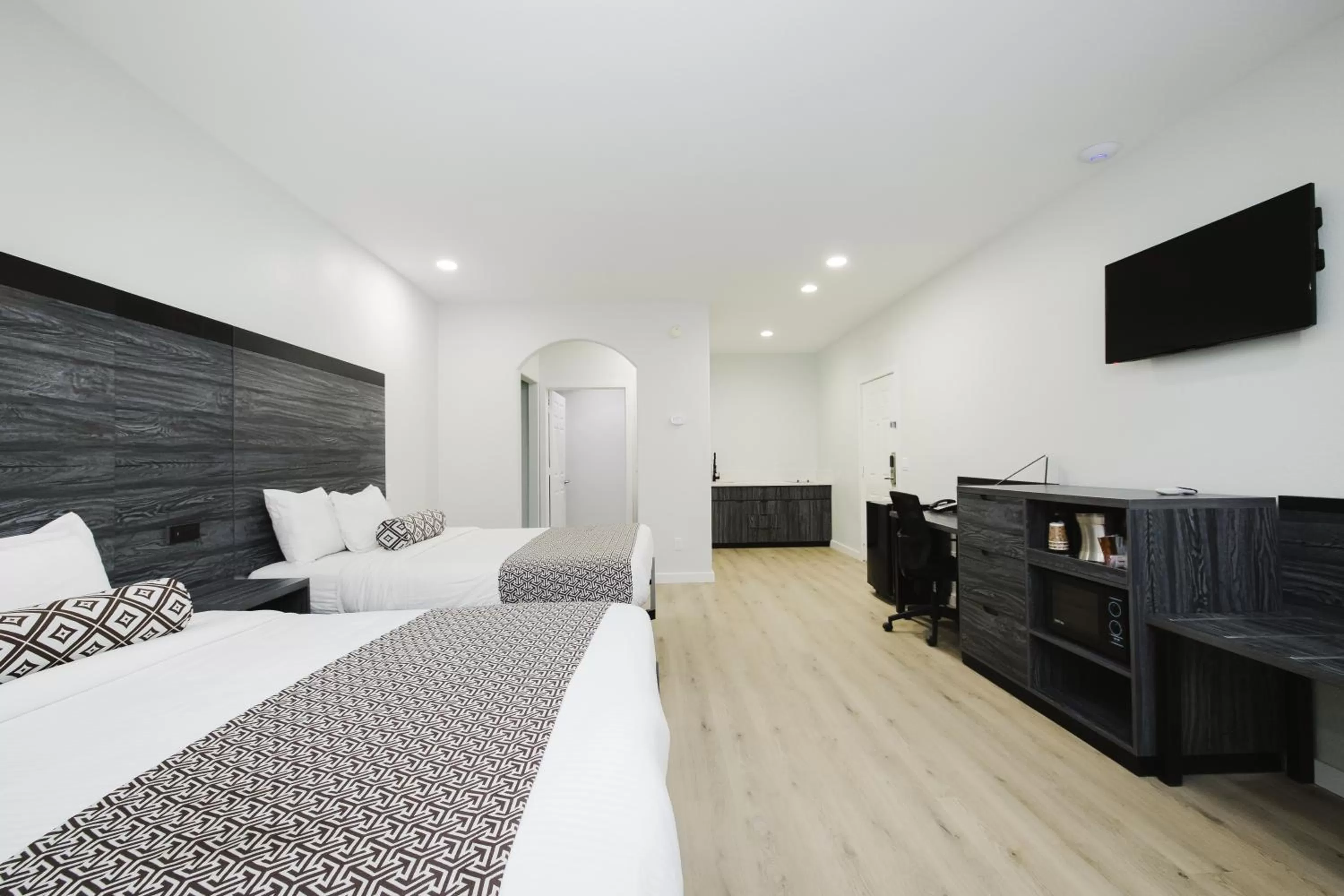 Kitchen or kitchenette, Bed in Sapphire Inn & Suites