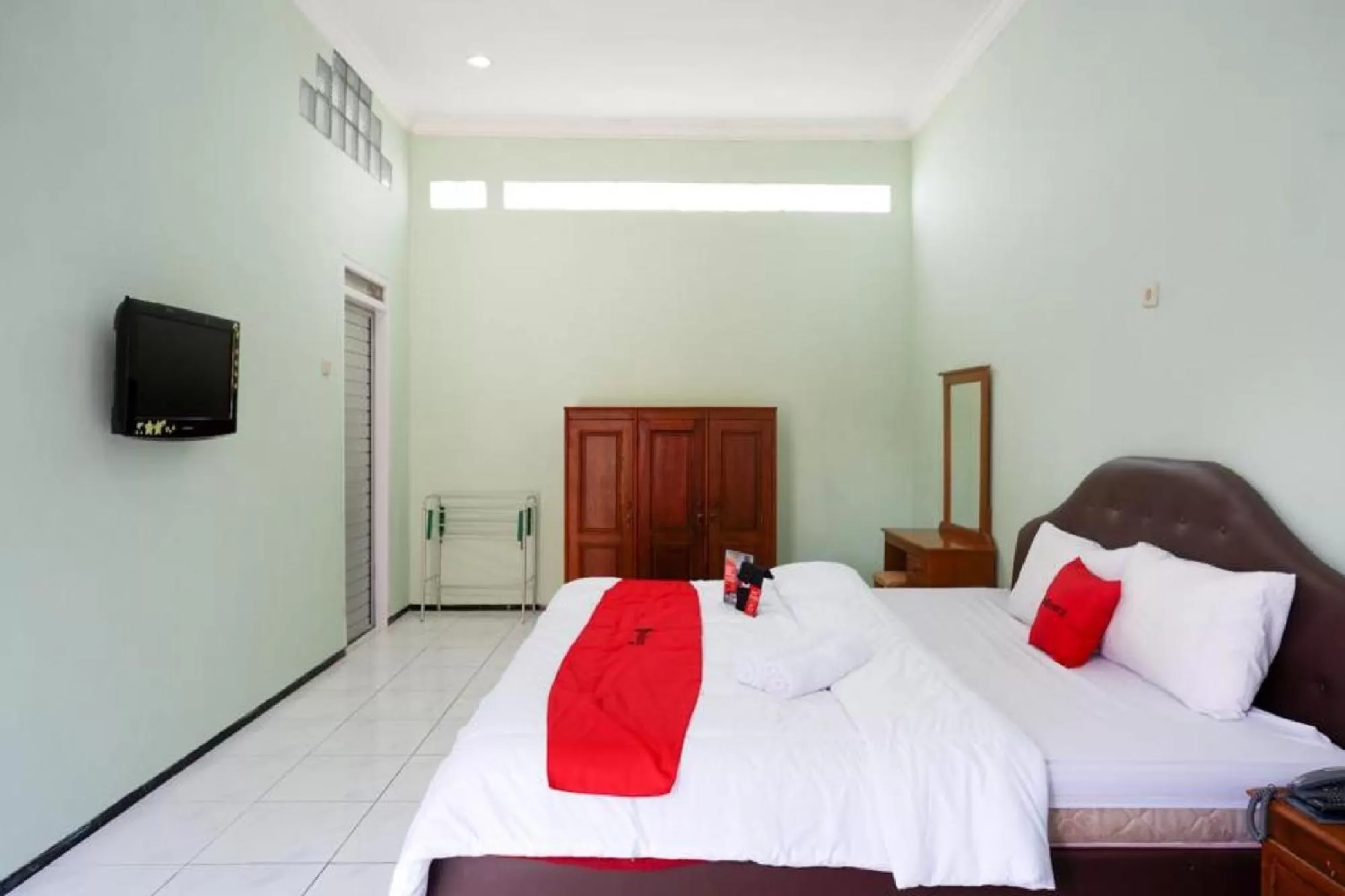 Bed in RedDoorz Plus near Stadion Wijaya Kusuma