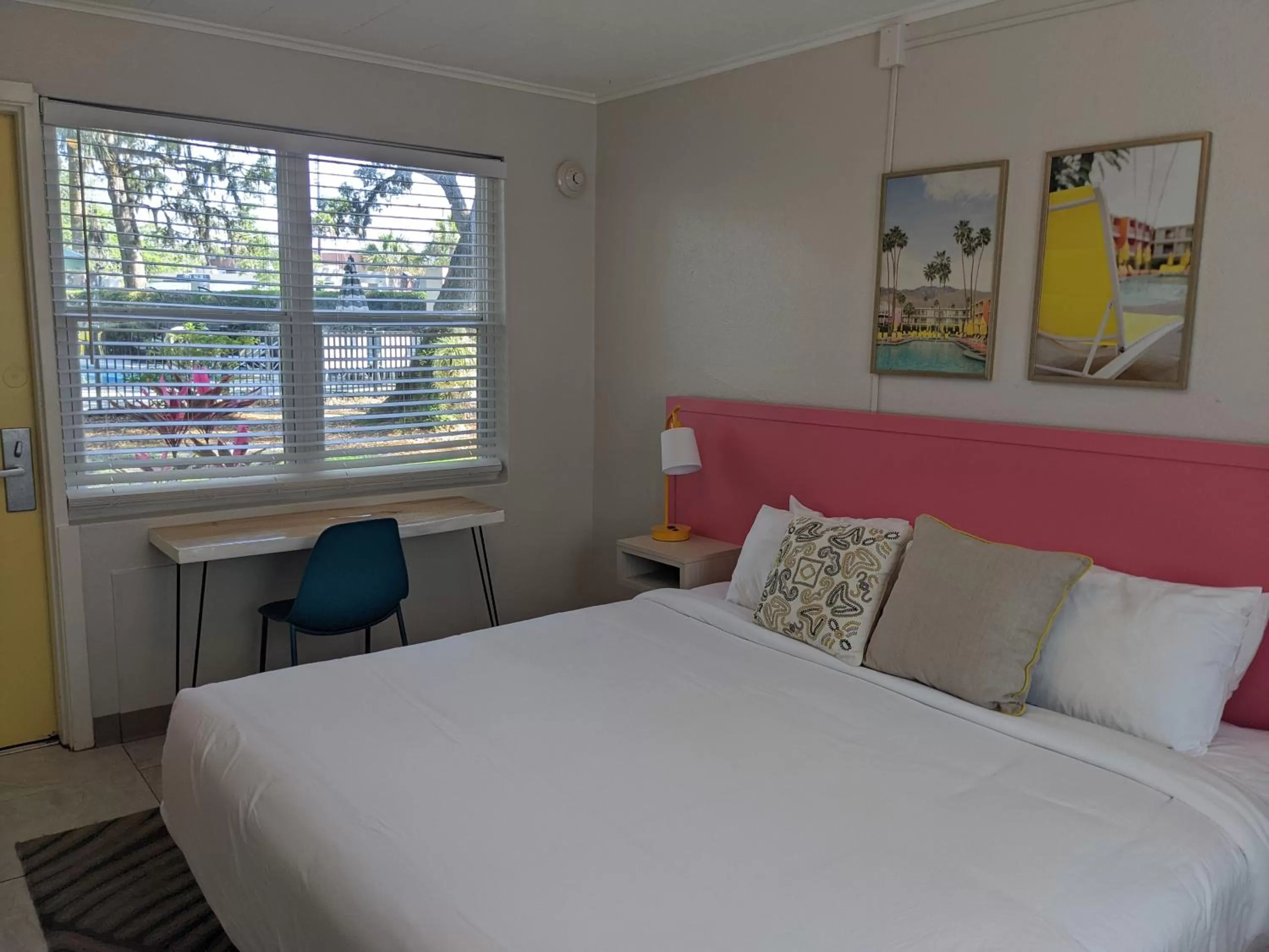 Bed in Queen's Court Inn