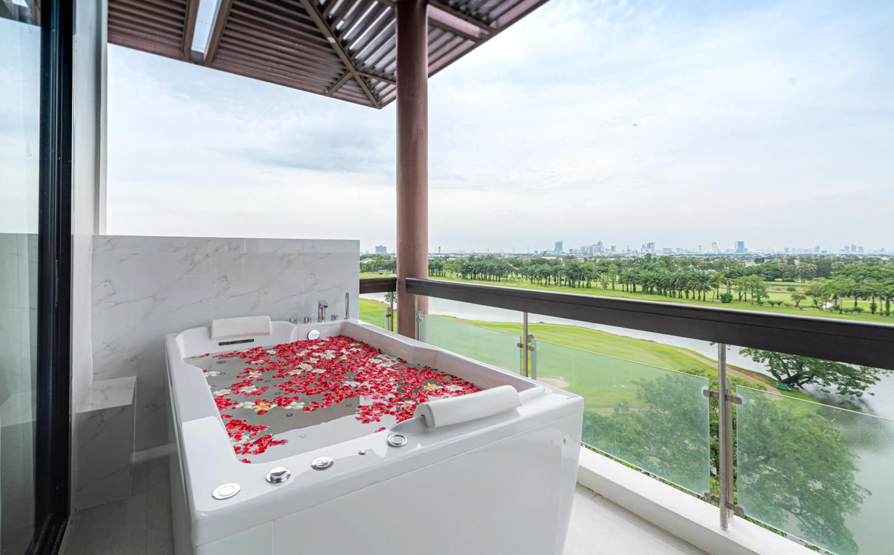 Balcony/Terrace in Summit Windmill Golf Suite Hotel at Suvarnabhumi