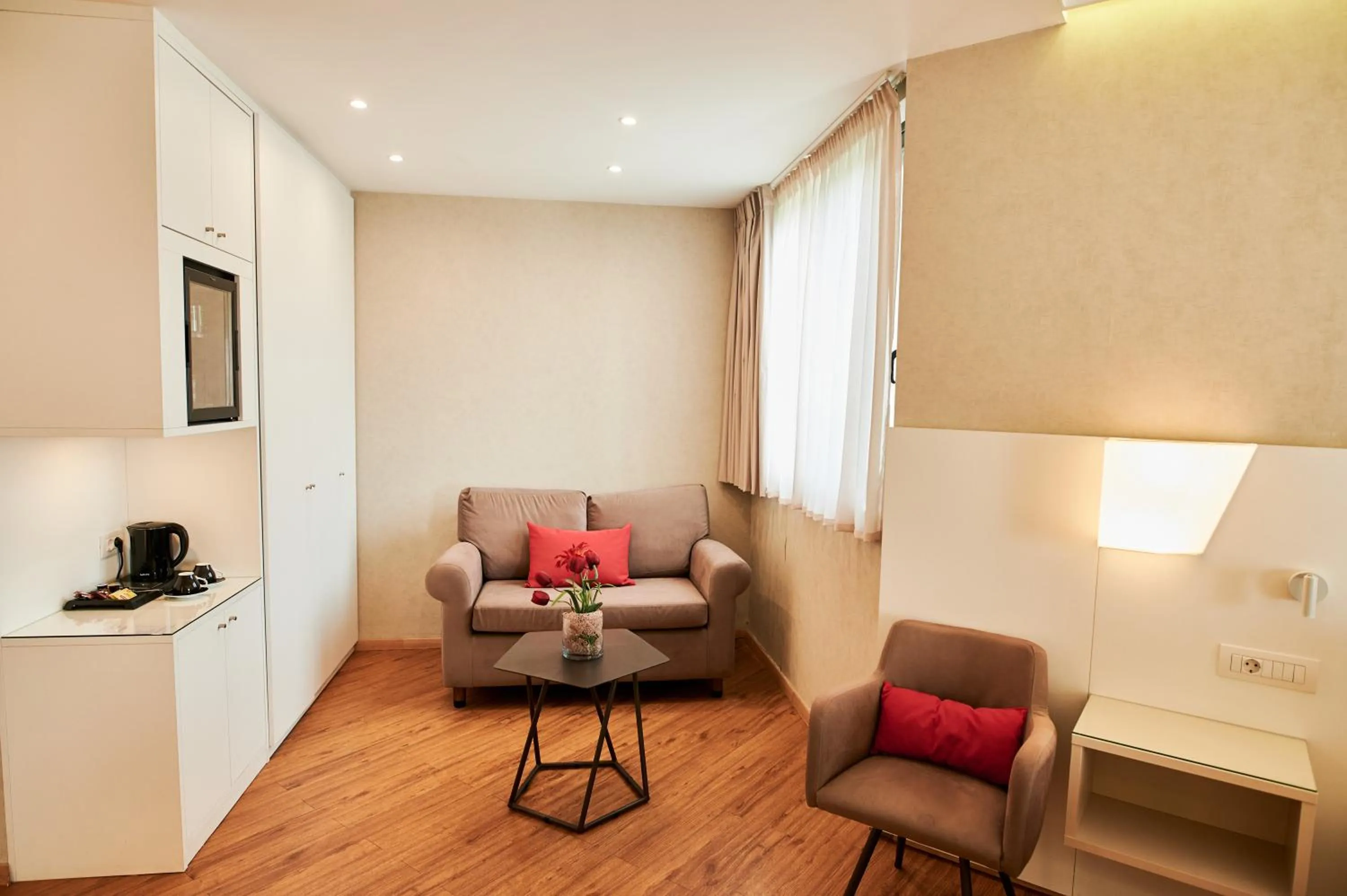 Seating area in Ramada Plaza by Wyndham Thraki