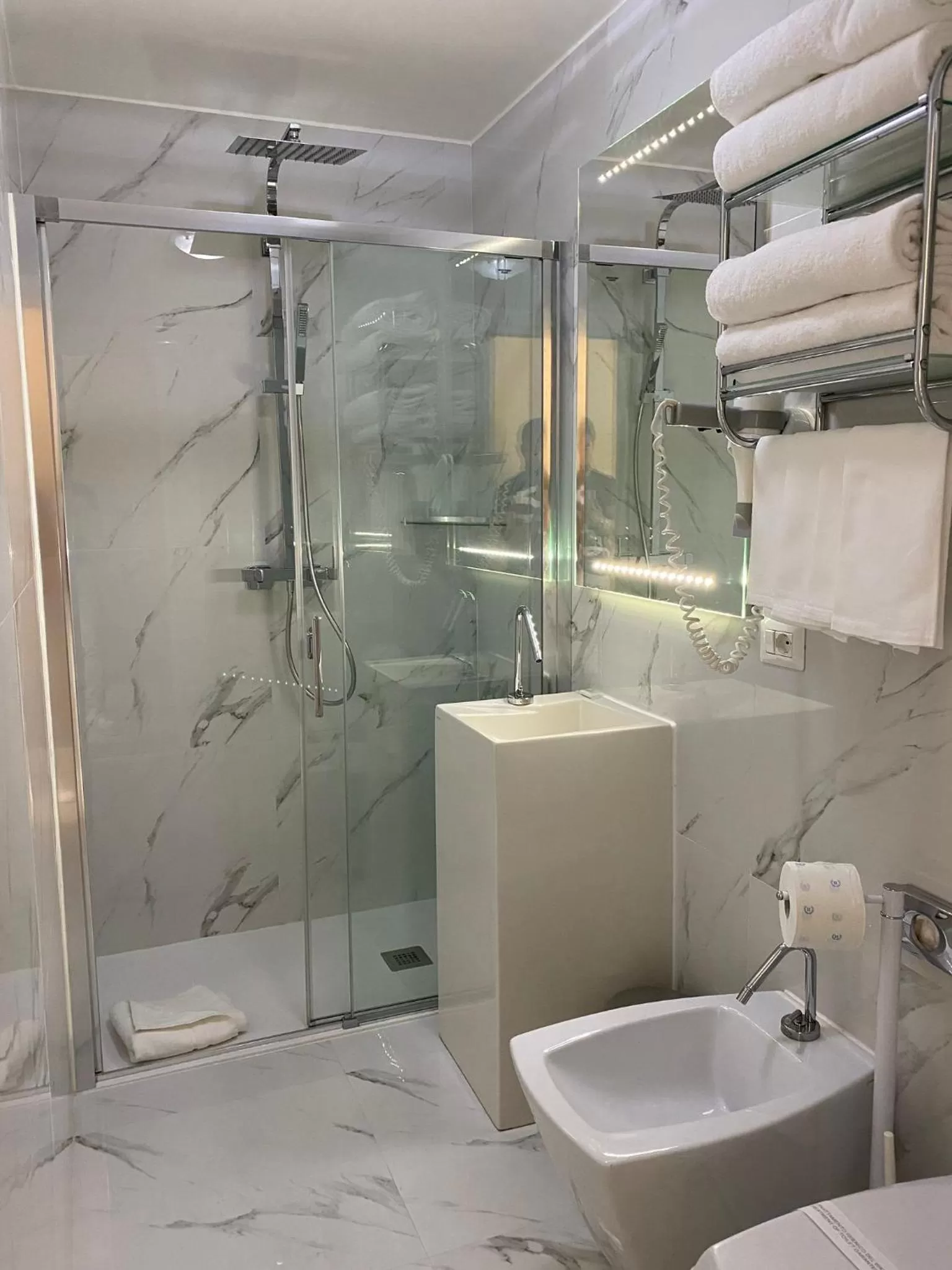 Shower in Relais Trevi 95 Boutique Hotel