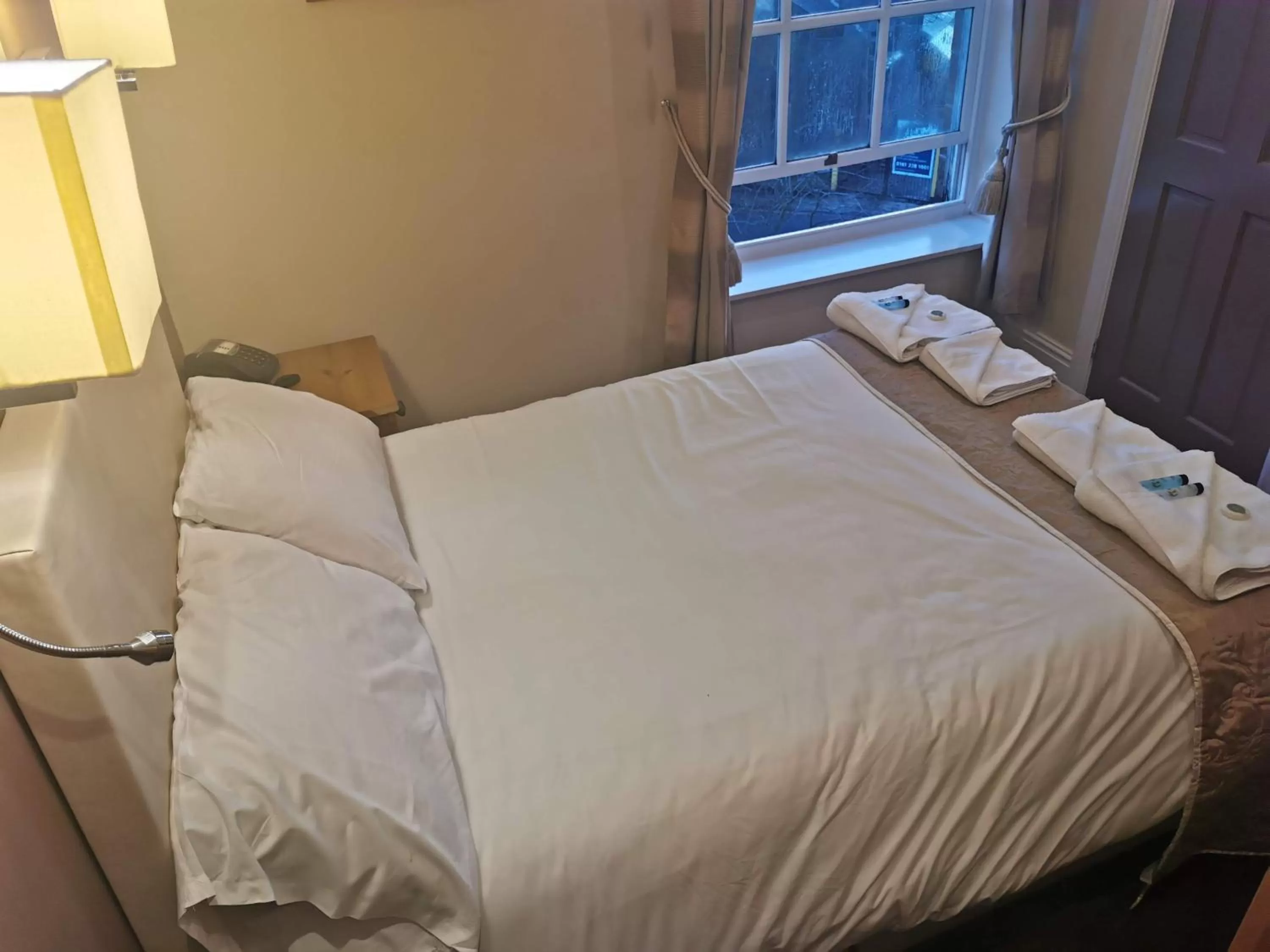 Bed in The Queens Hotel