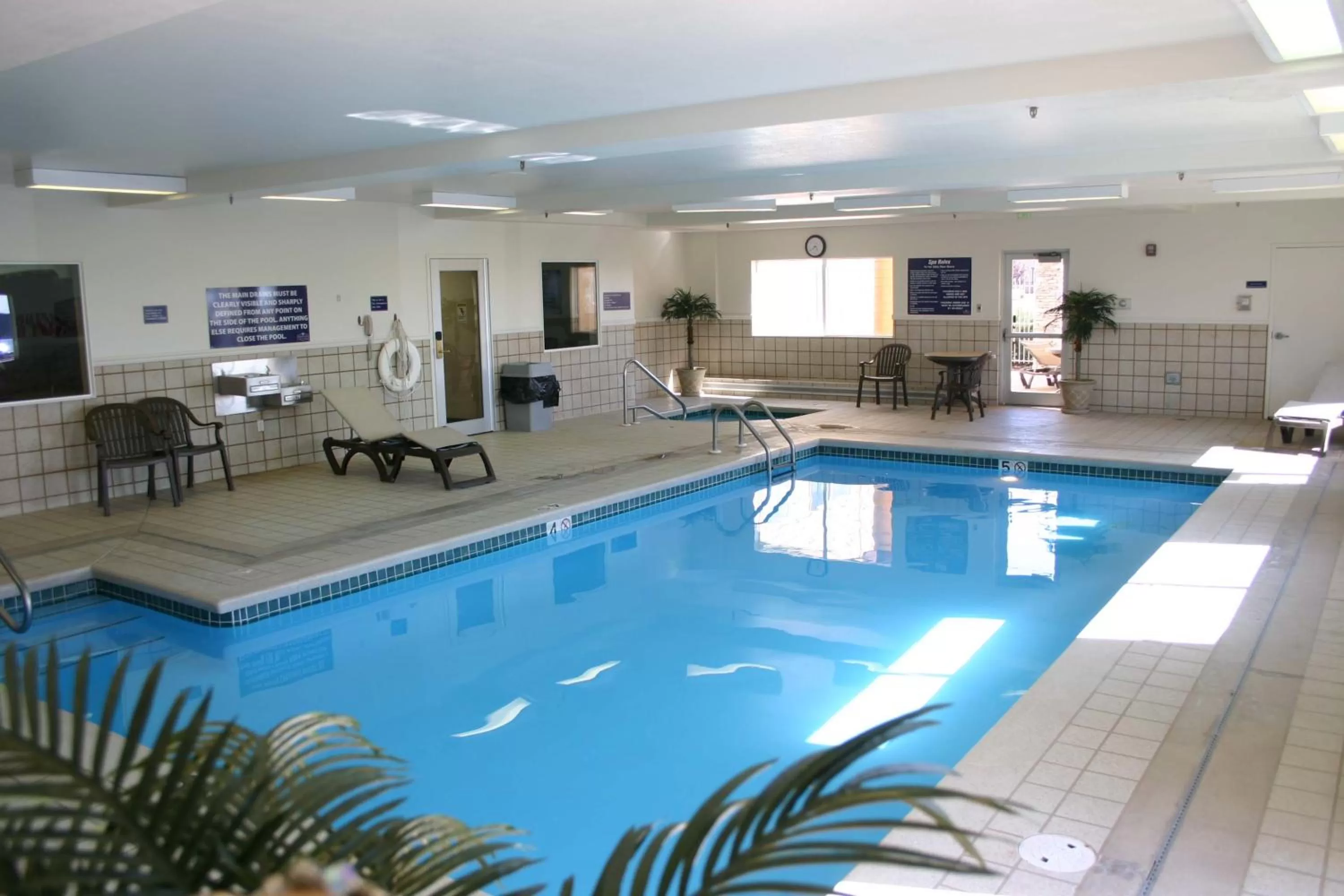Swimming pool in Crystal Inn Hotel & Suites - Great Falls