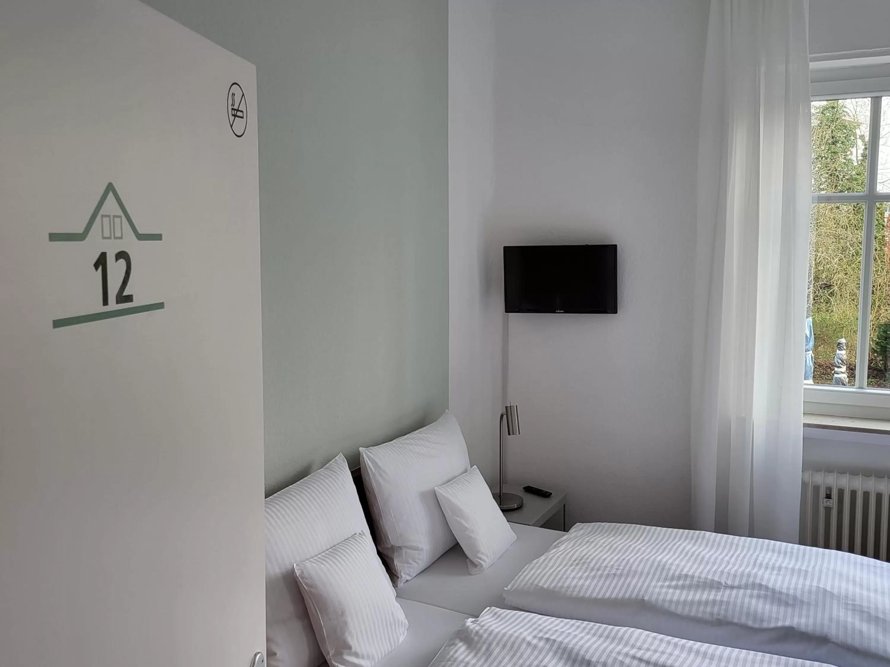 Photo of the whole room, Bed in Parkhotel Am Schwanenteich