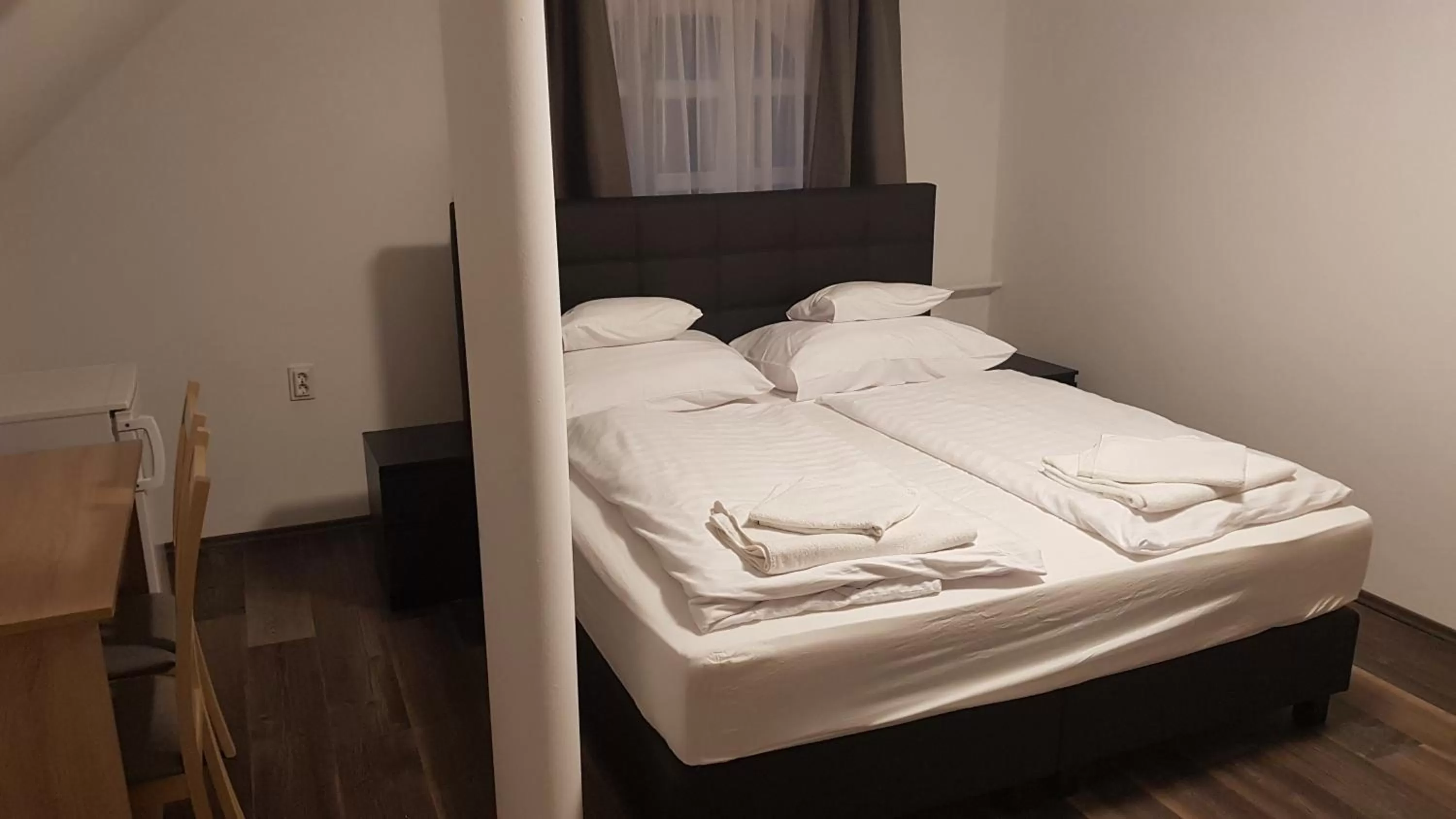 Bed in HBH Bajor Sörház Sólyomfészek Panzió