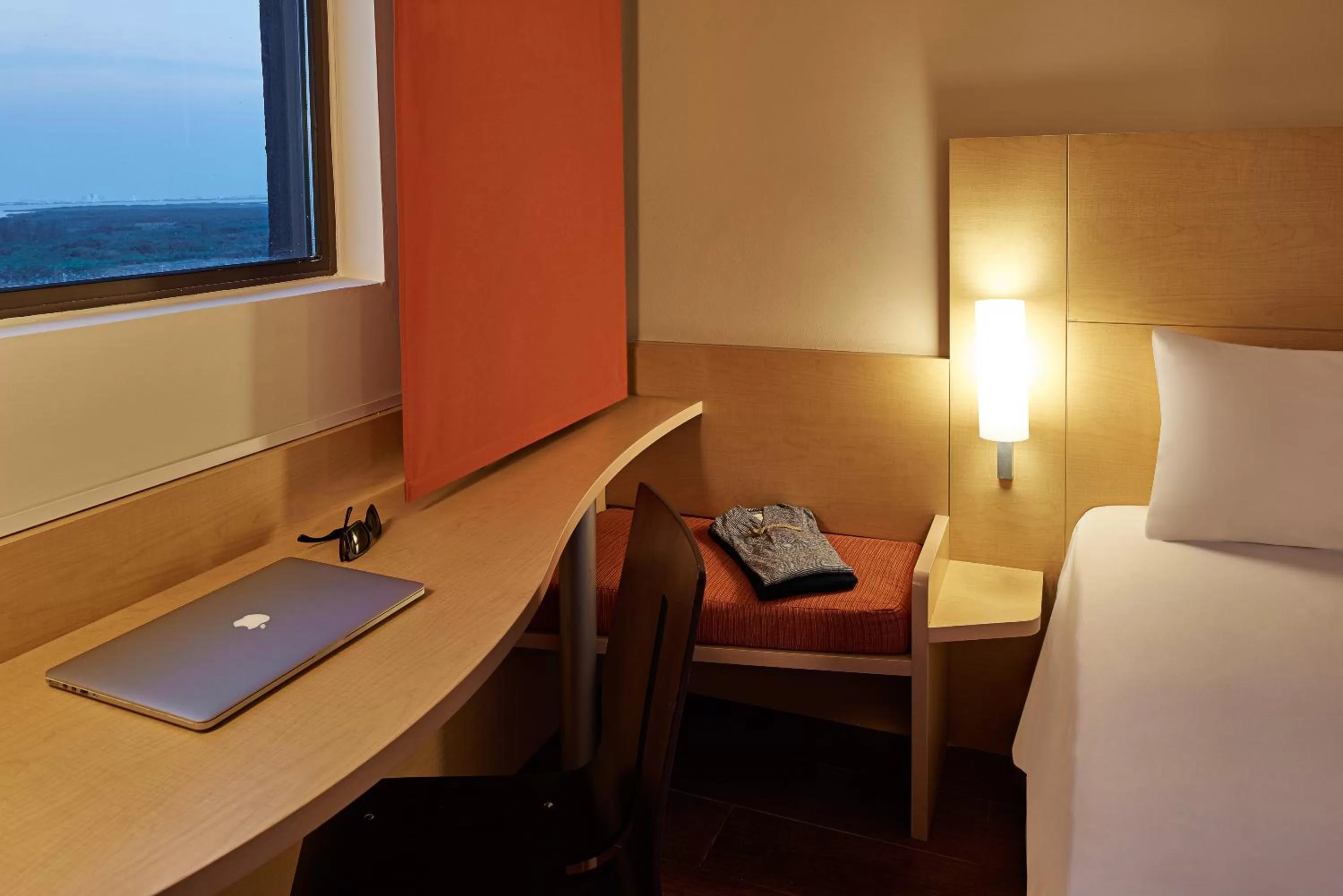 Seating area, Bed in Ibis Cancun Centro