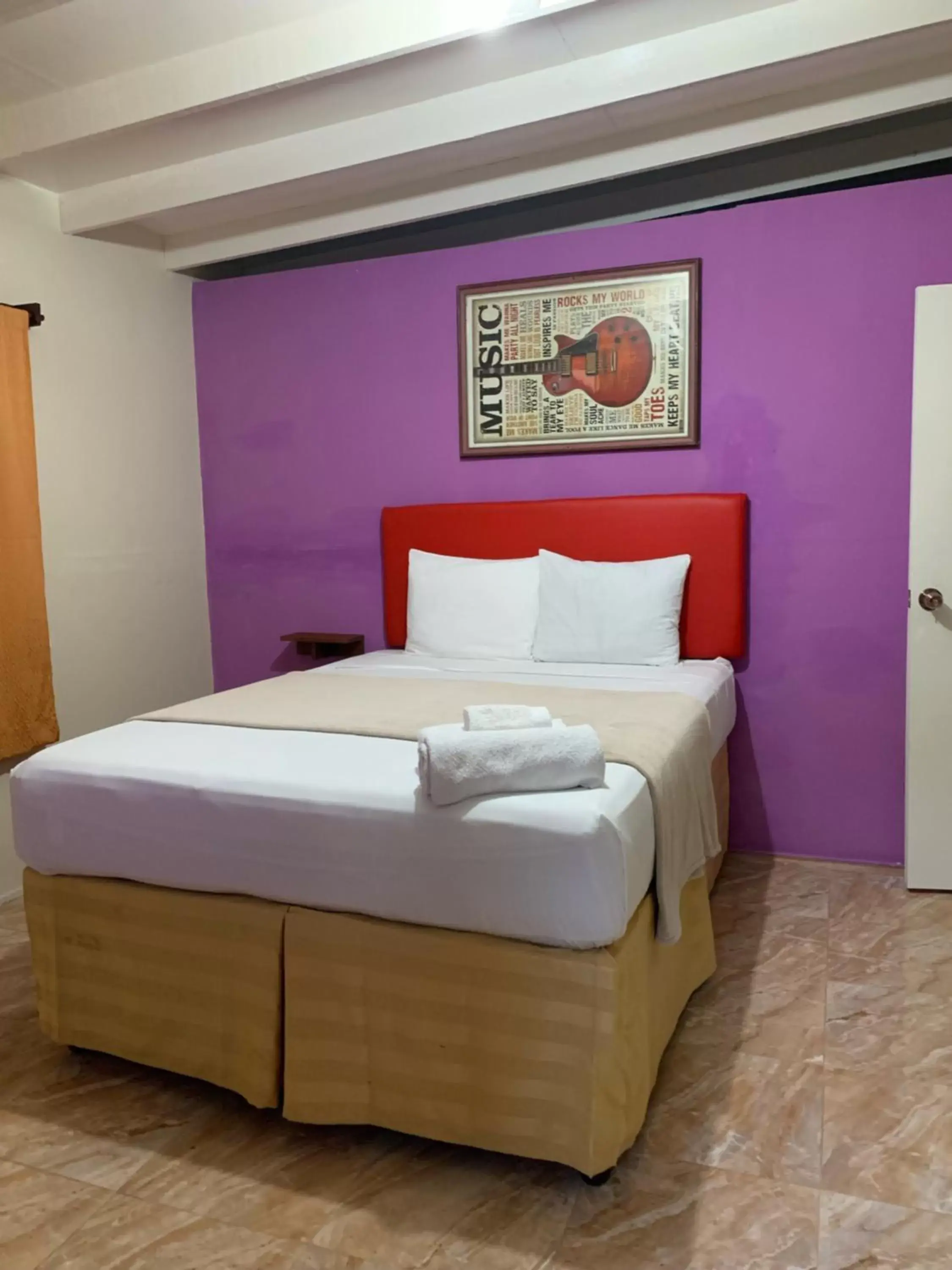 Budget Double Room in Kingsworth Bed and Breakfast Budget Double Room in Kingsworth Bed and Breakfast