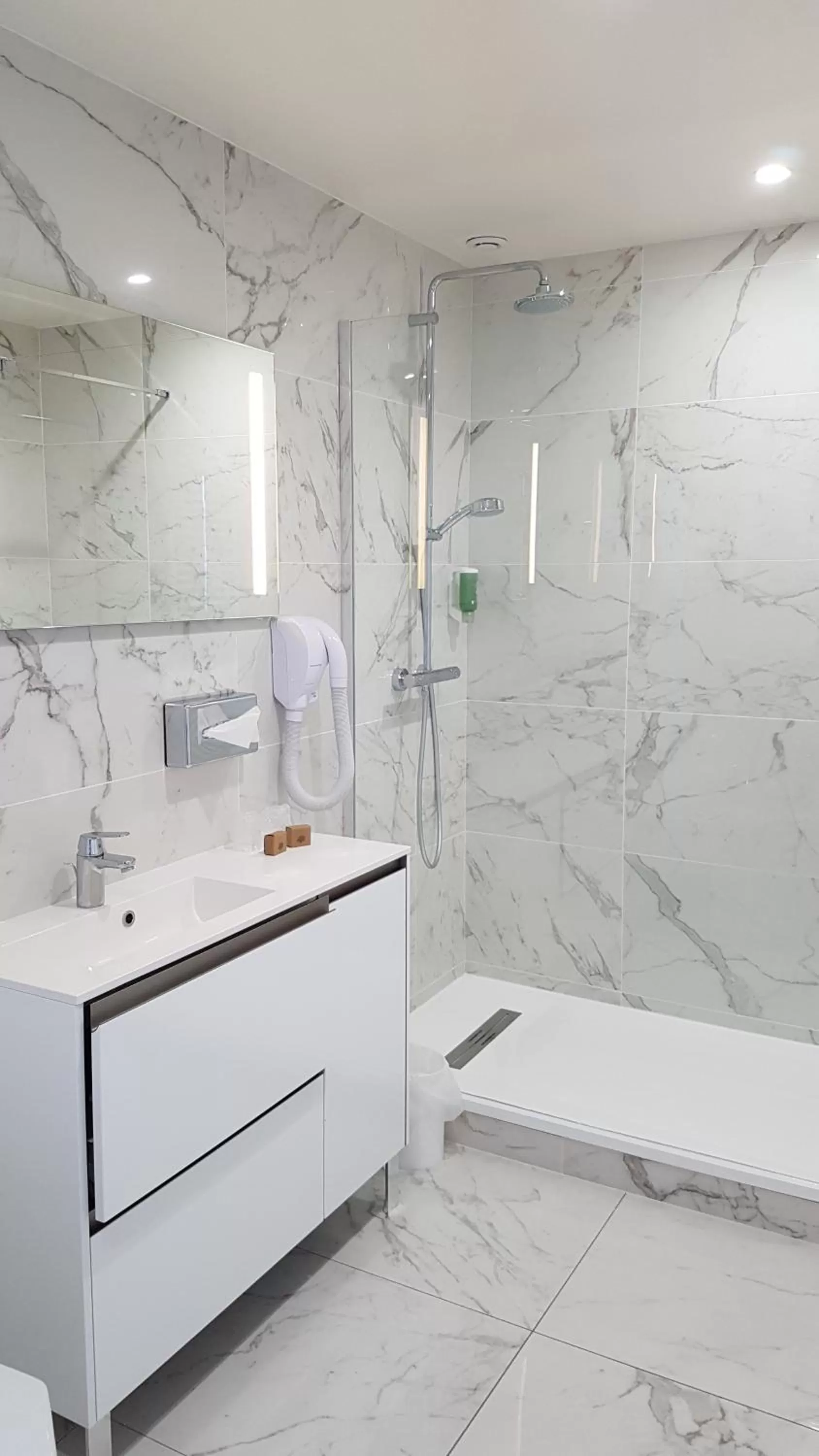 Shower in Hotel Le Cercle