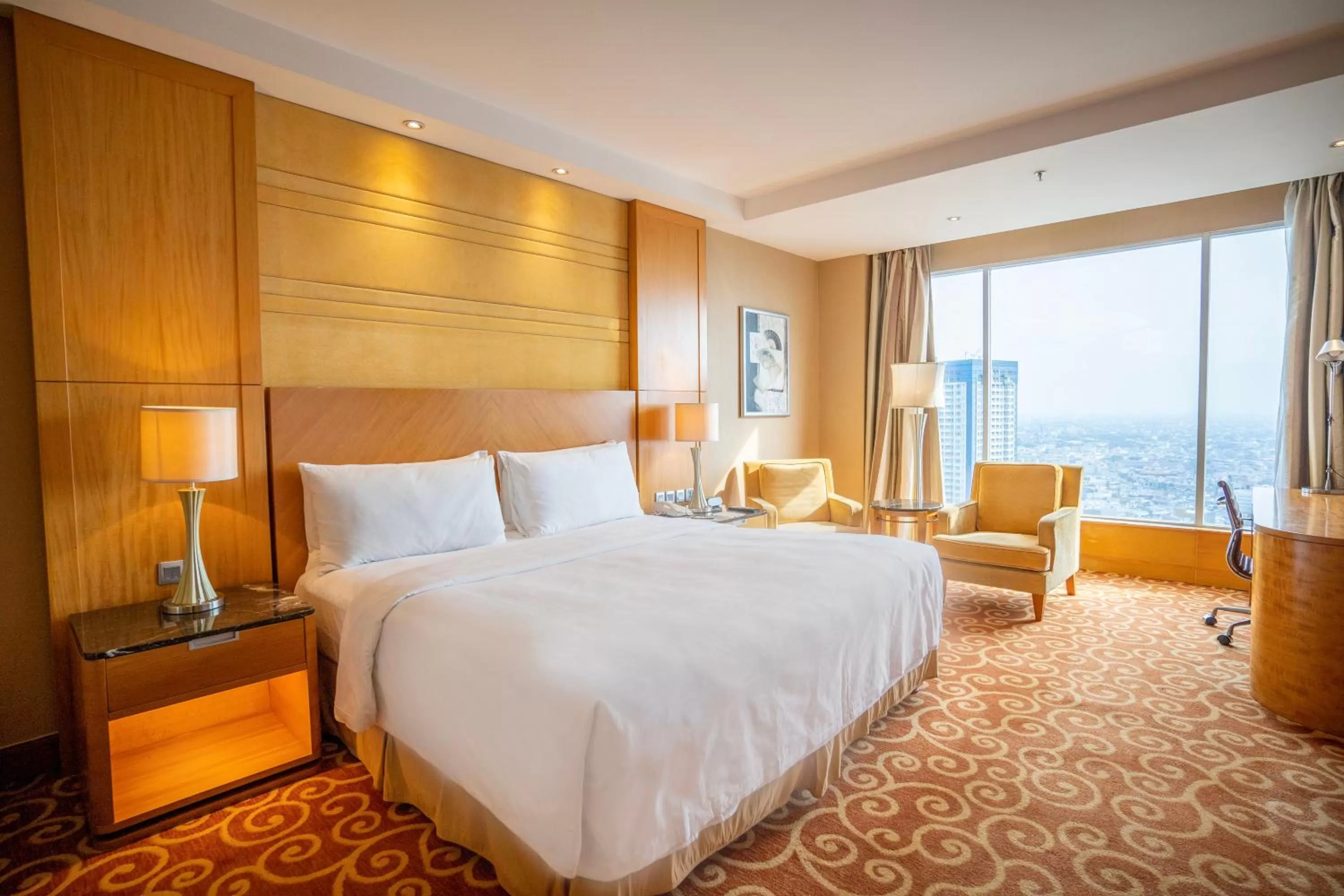 Guest room, 1 King, Panoramic City view in JW Marriott Hotel Medan