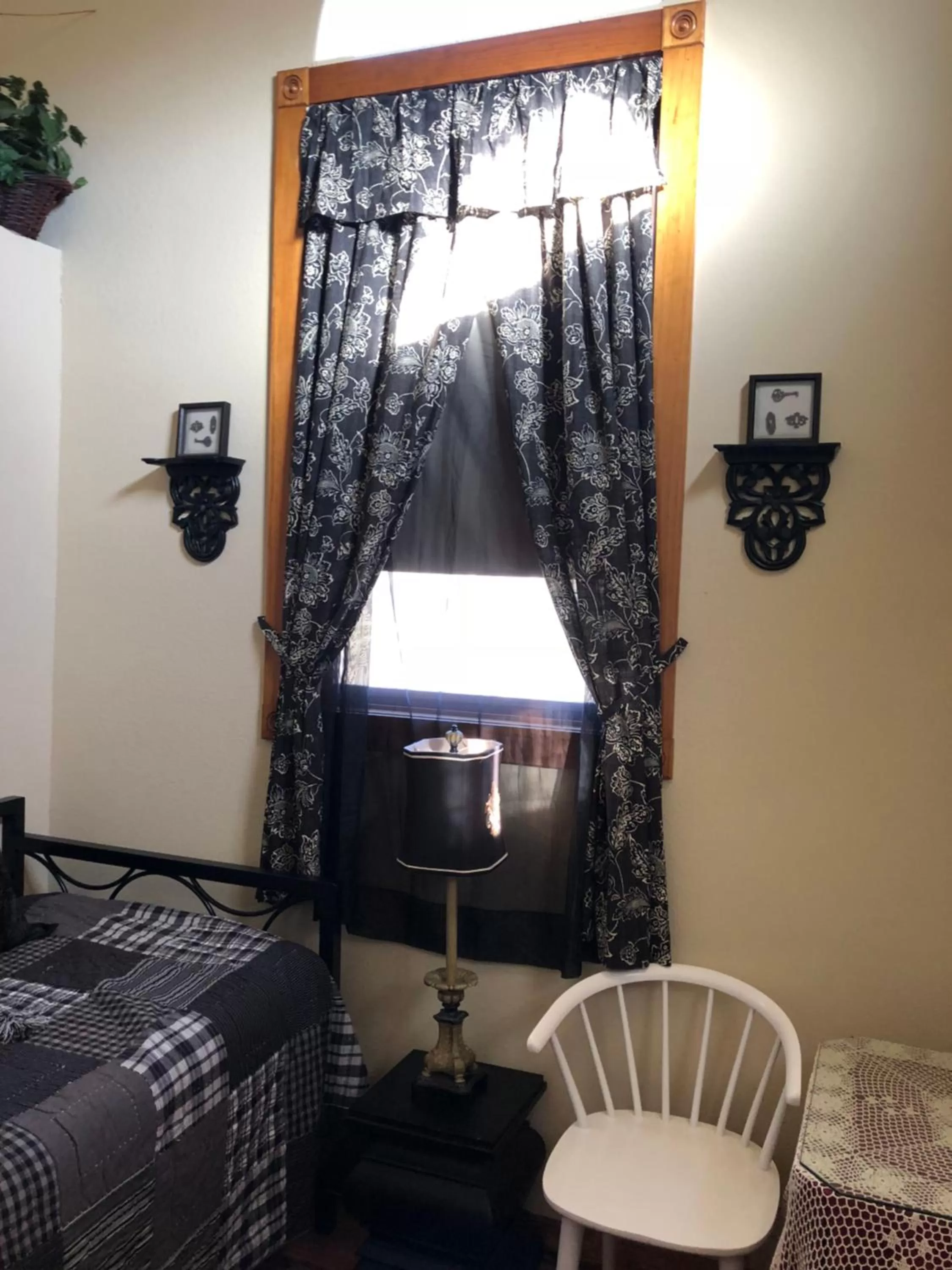 Seating area, Bed in All Seasons Inn