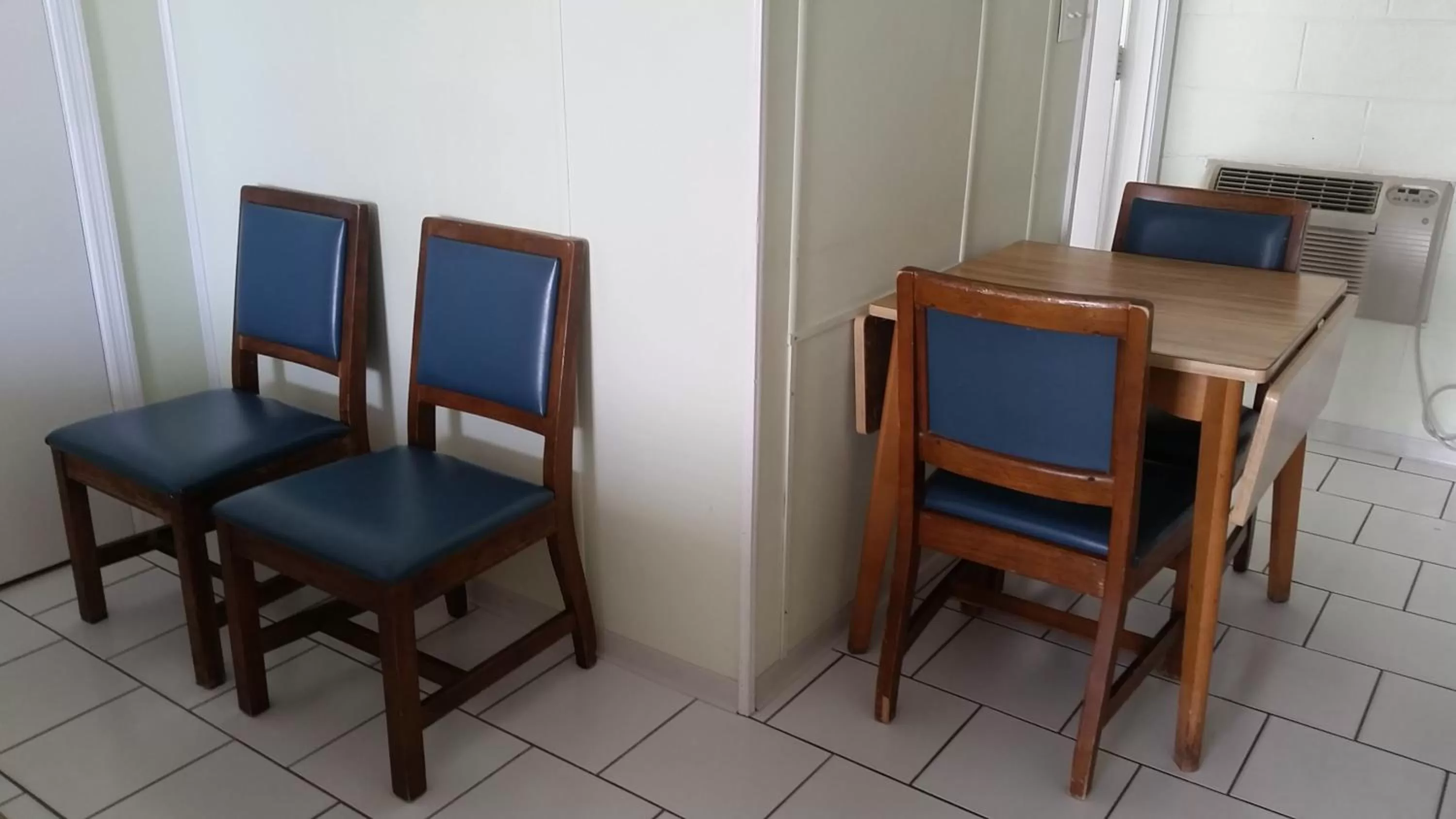 Dining area in Vancouver Motel