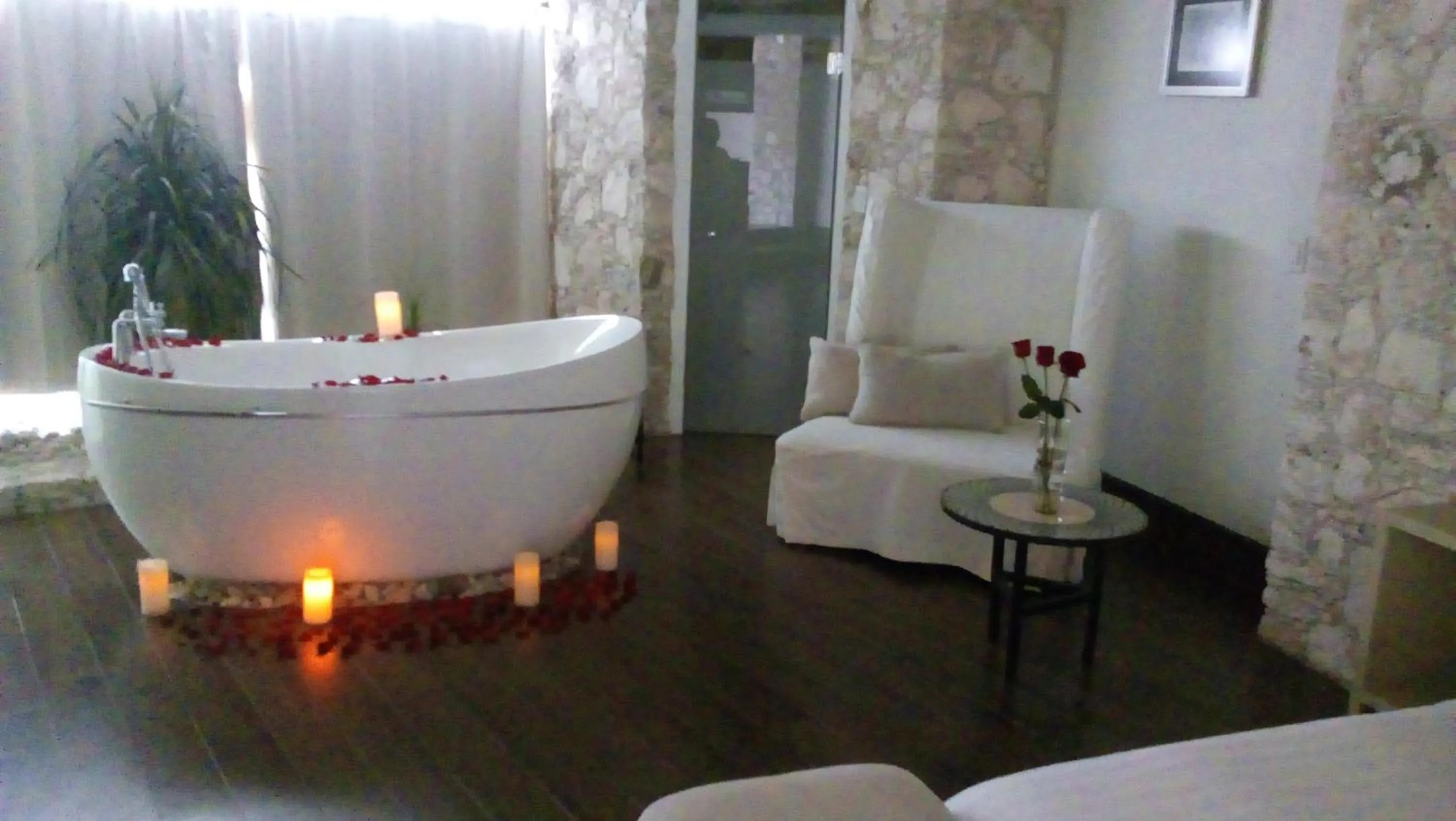 Hot Tub in Casa Mateo Hotel Boutique