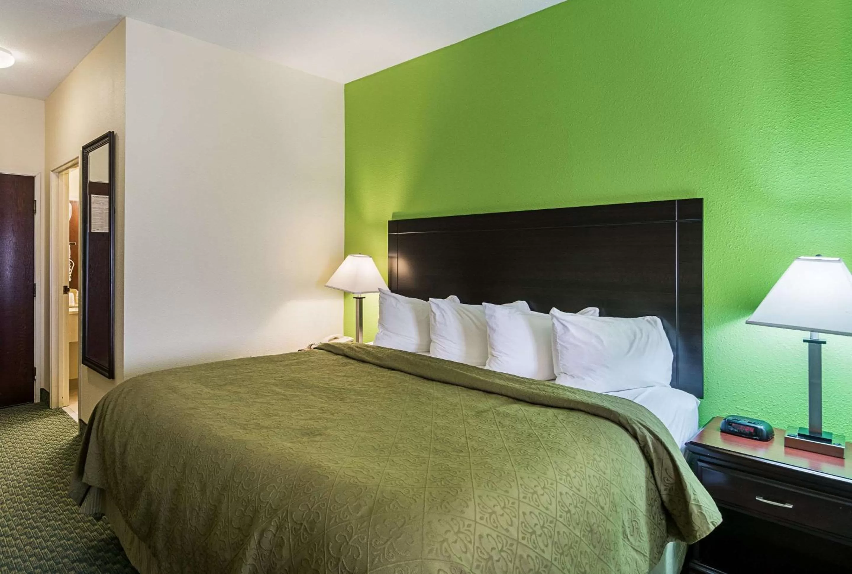 Photo of the whole room, Bed in Quality Inn & Suites Harvey - Chicago Southland