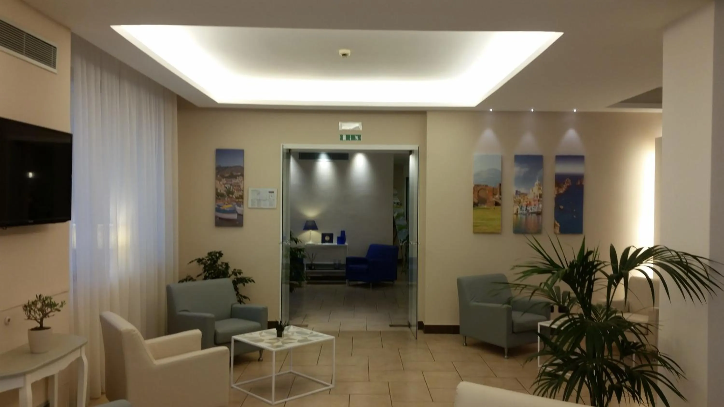 Communal lounge/ TV room in Hotel Leone