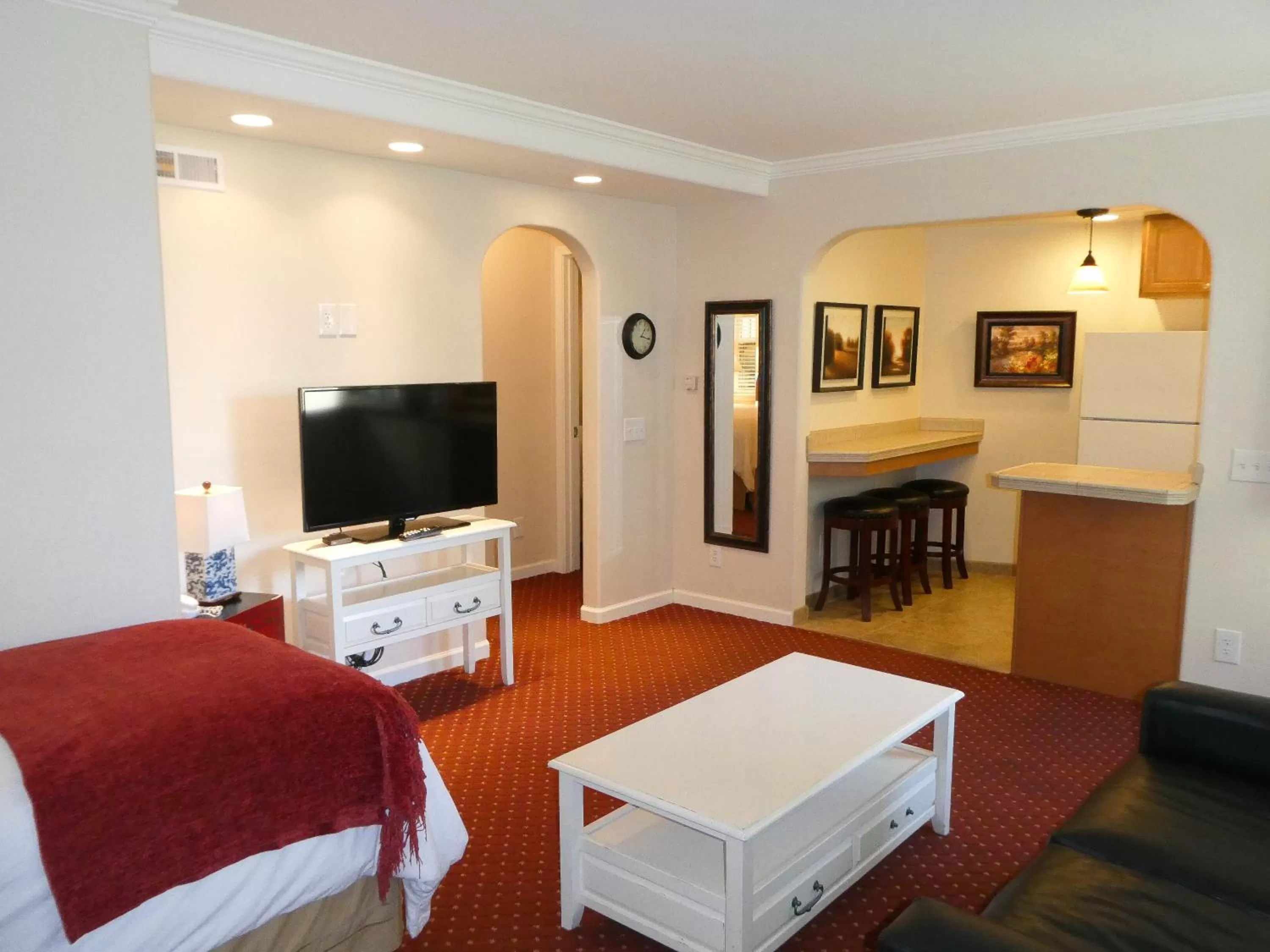 Living room, TV/Entertainment Center in Briarwood Inn