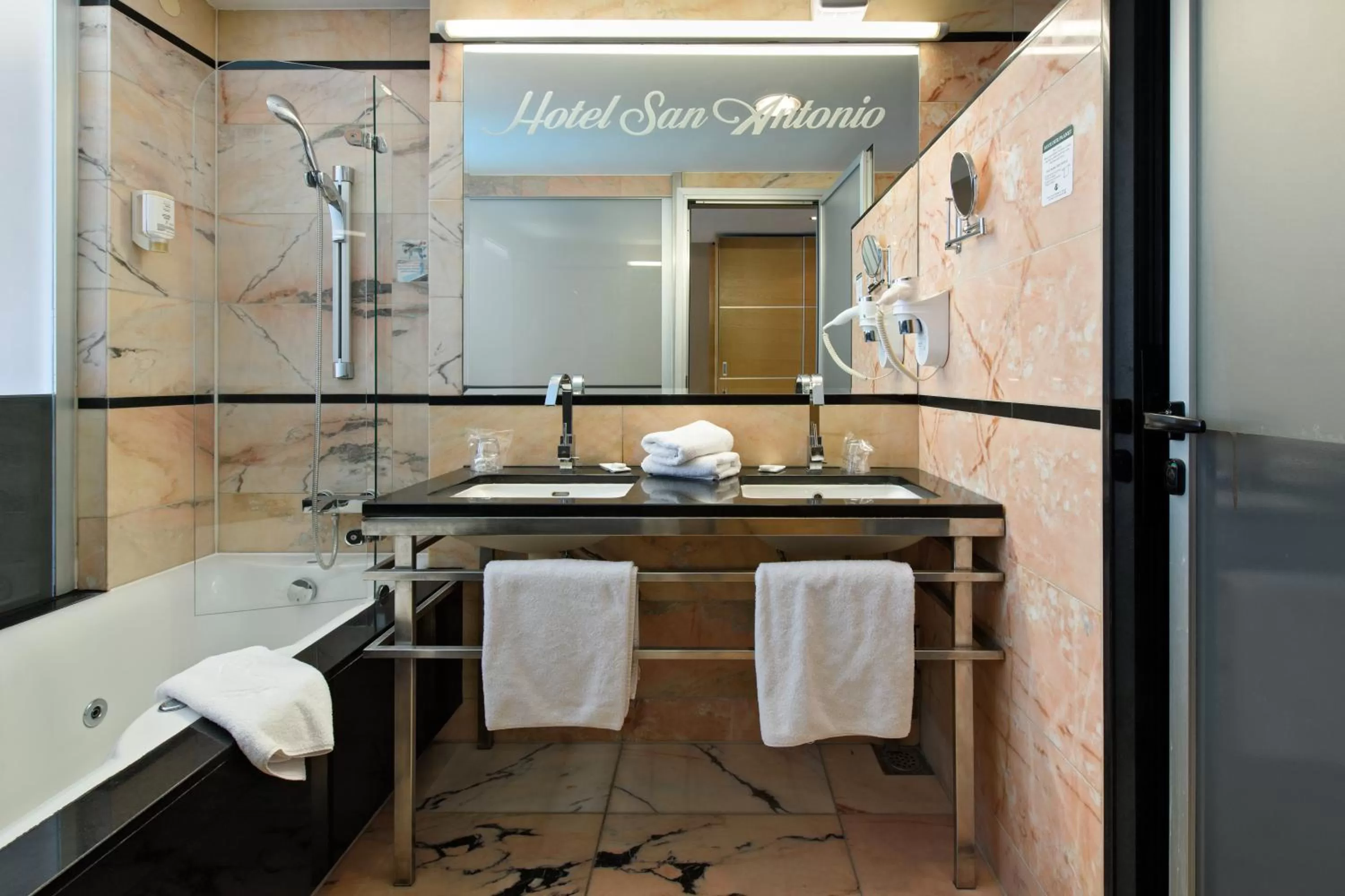 Toilet in Hotel San Antonio